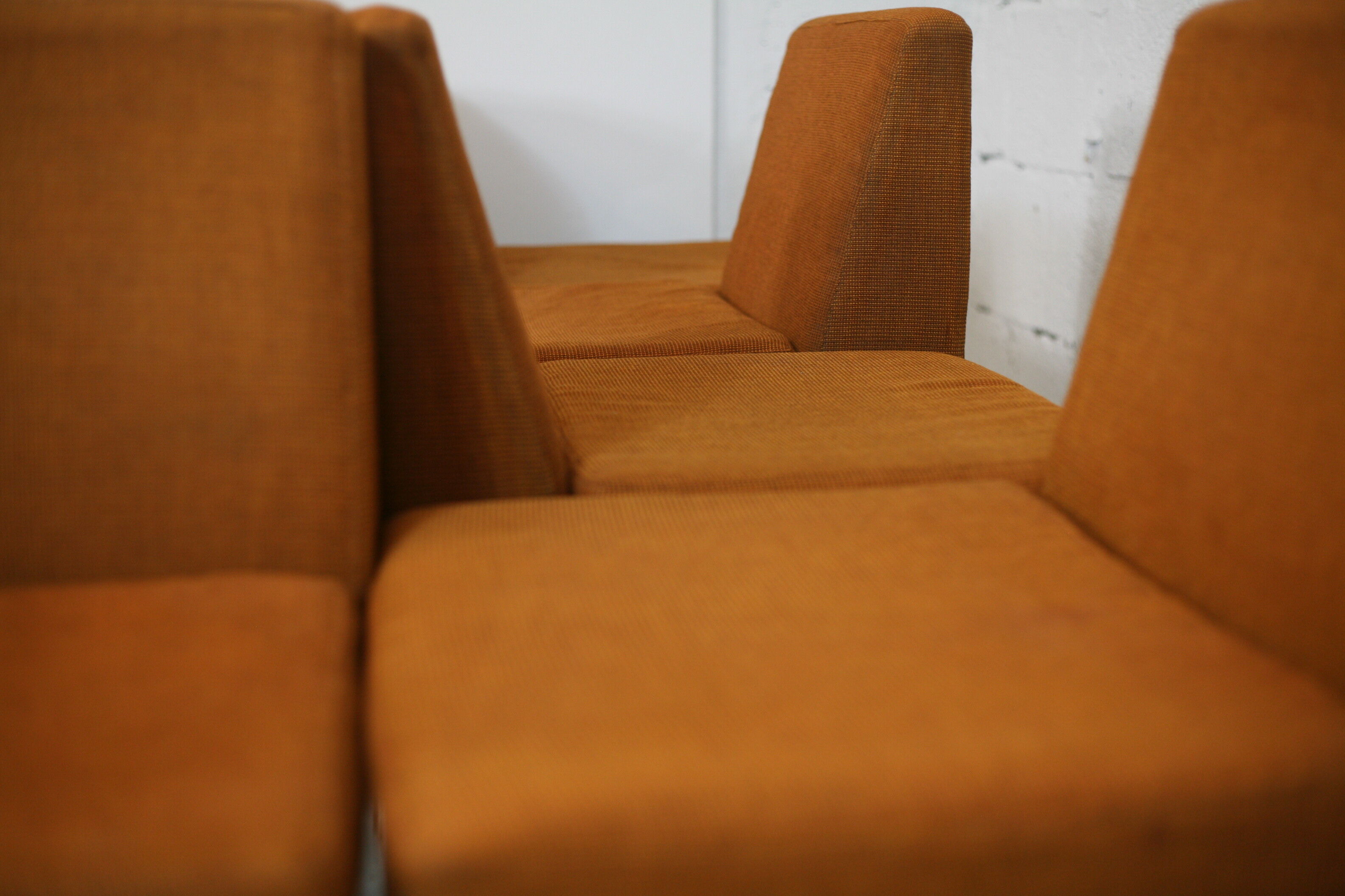 Ensemble de 10 chauffeuses de Louis Baillon, édition Planforms formant canapé modulable, circa 1950