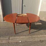 Scandinavian table with integrated extension