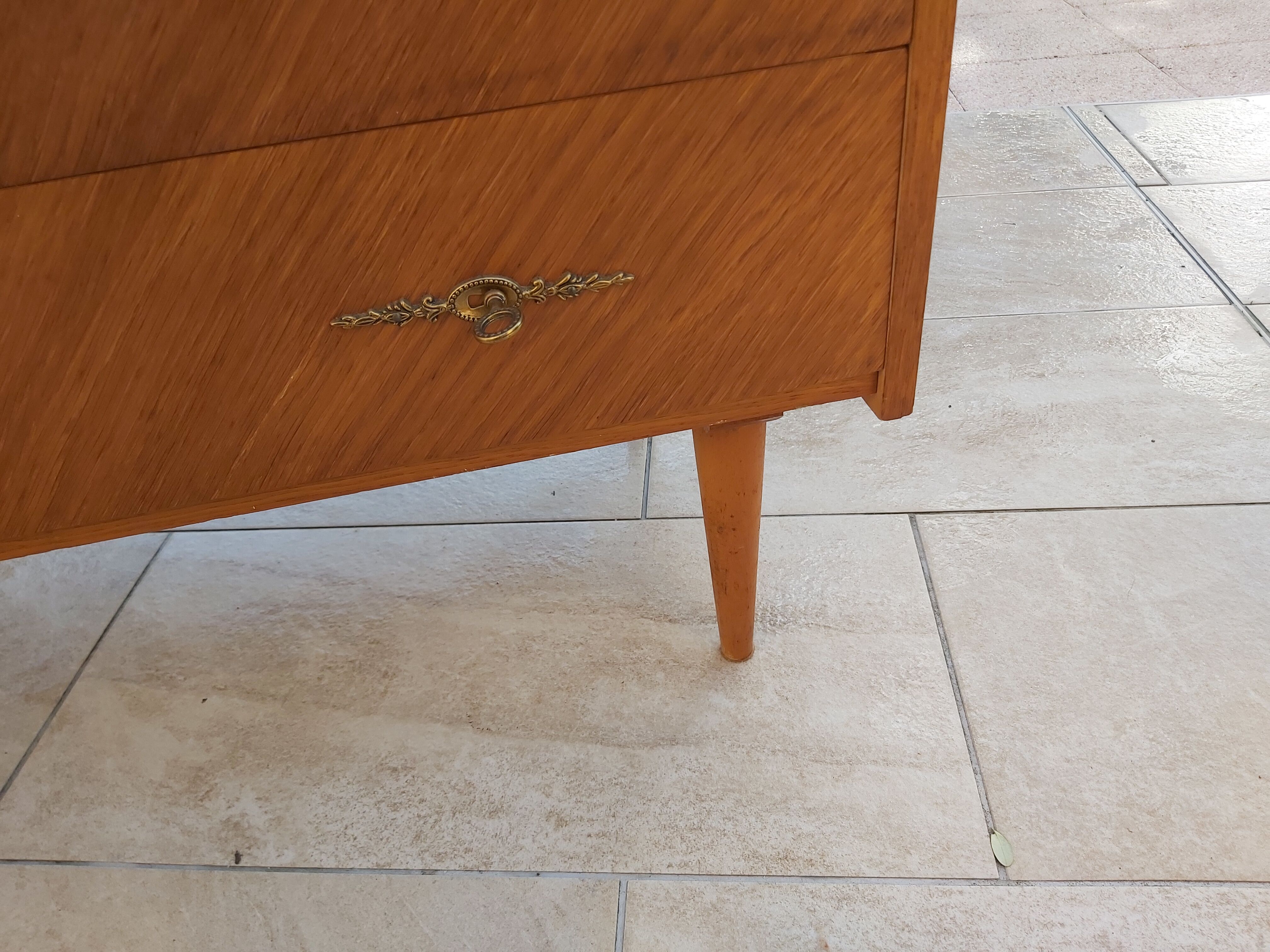 Oak chest of drawers