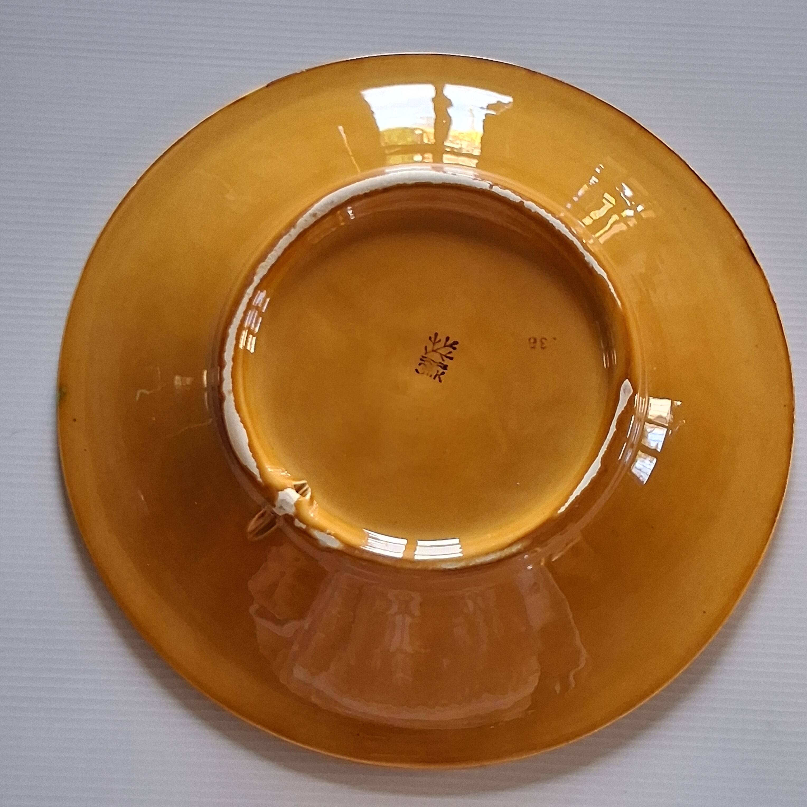 Dish / Plate in earthenware in very good condition