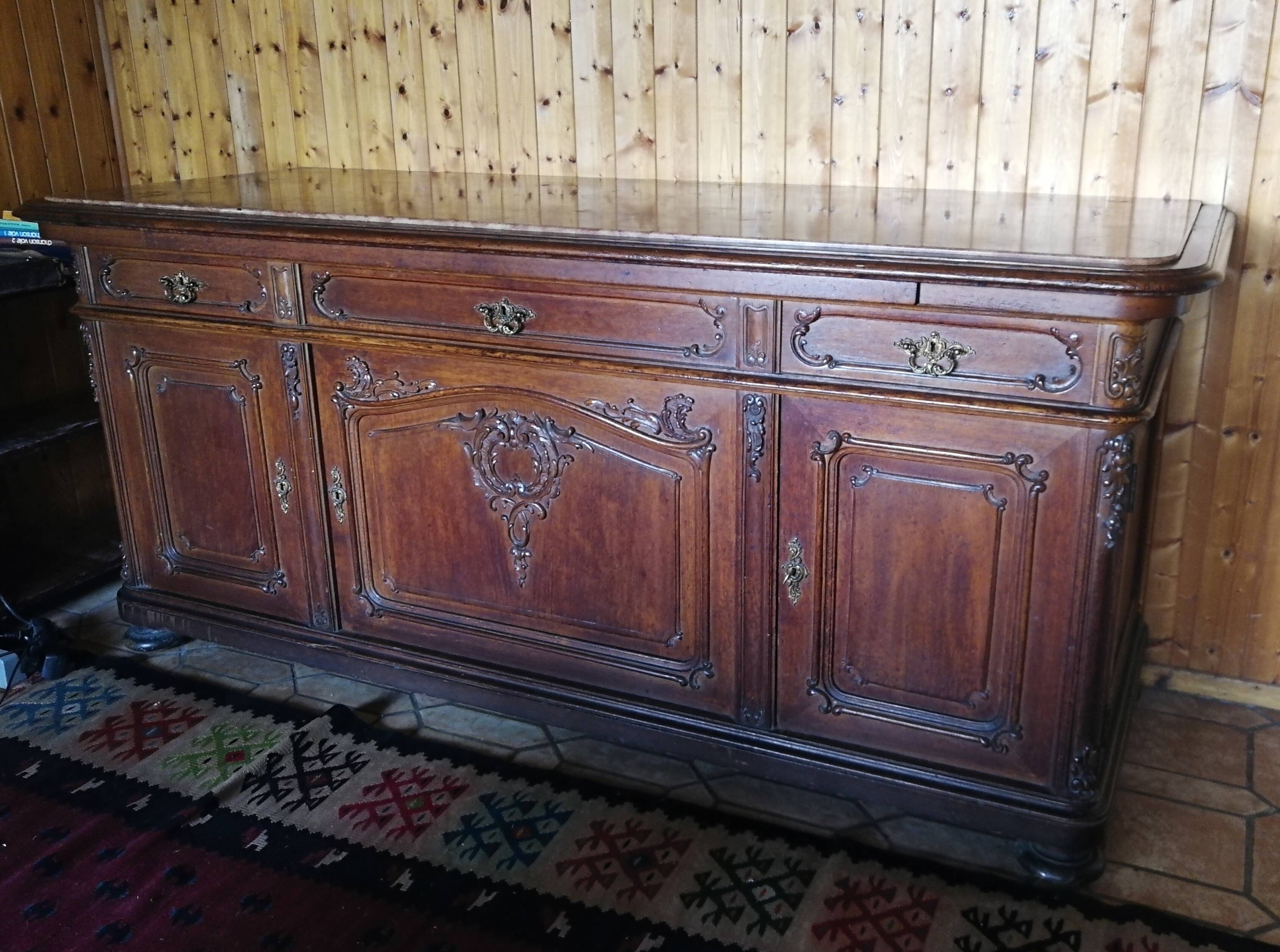 Buffet from the late 19th century with pink-brown marble in Louis XV style.