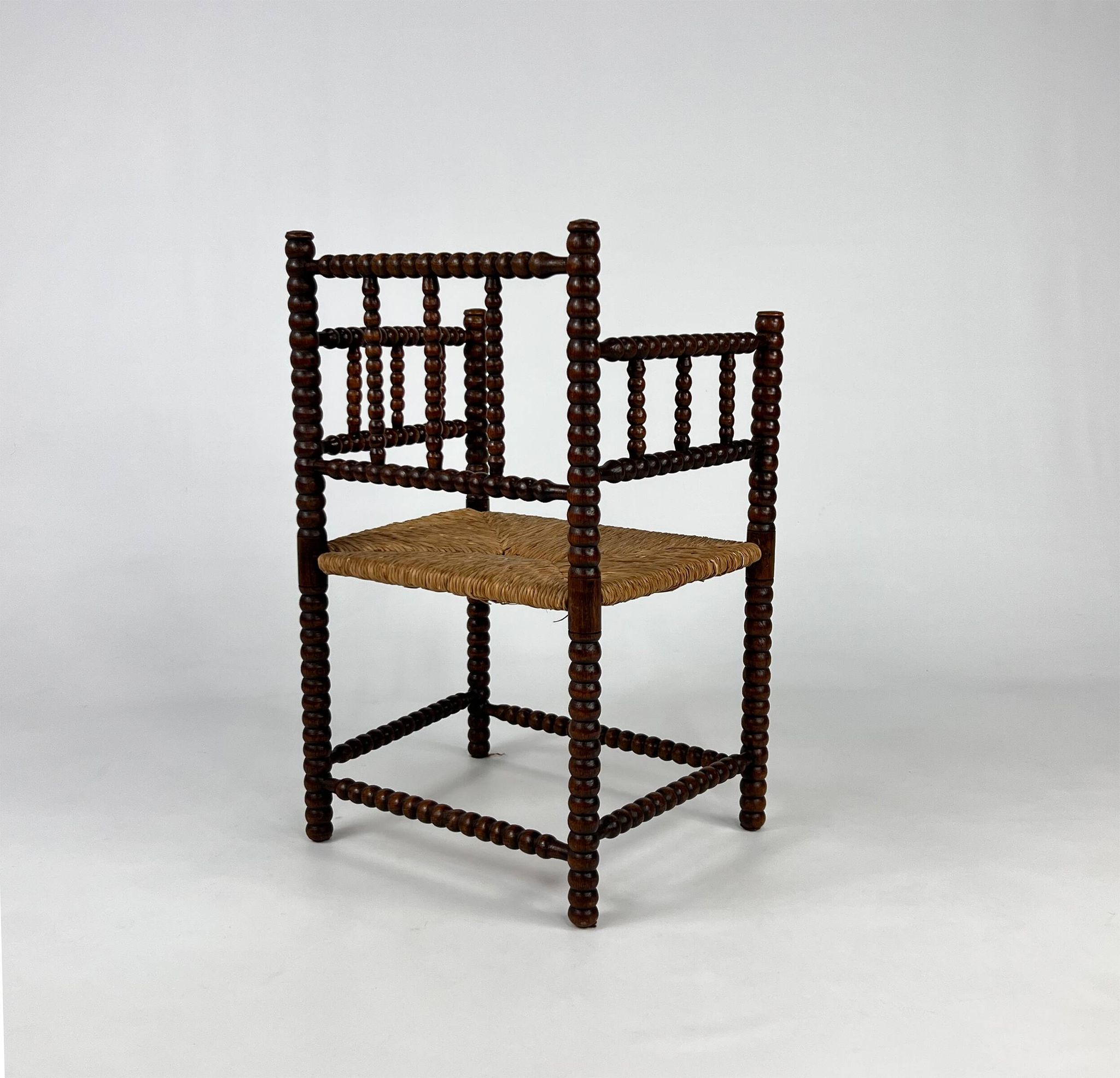 Fauteuil en hêtre teinté et paille de style Jacobéen, 1900s