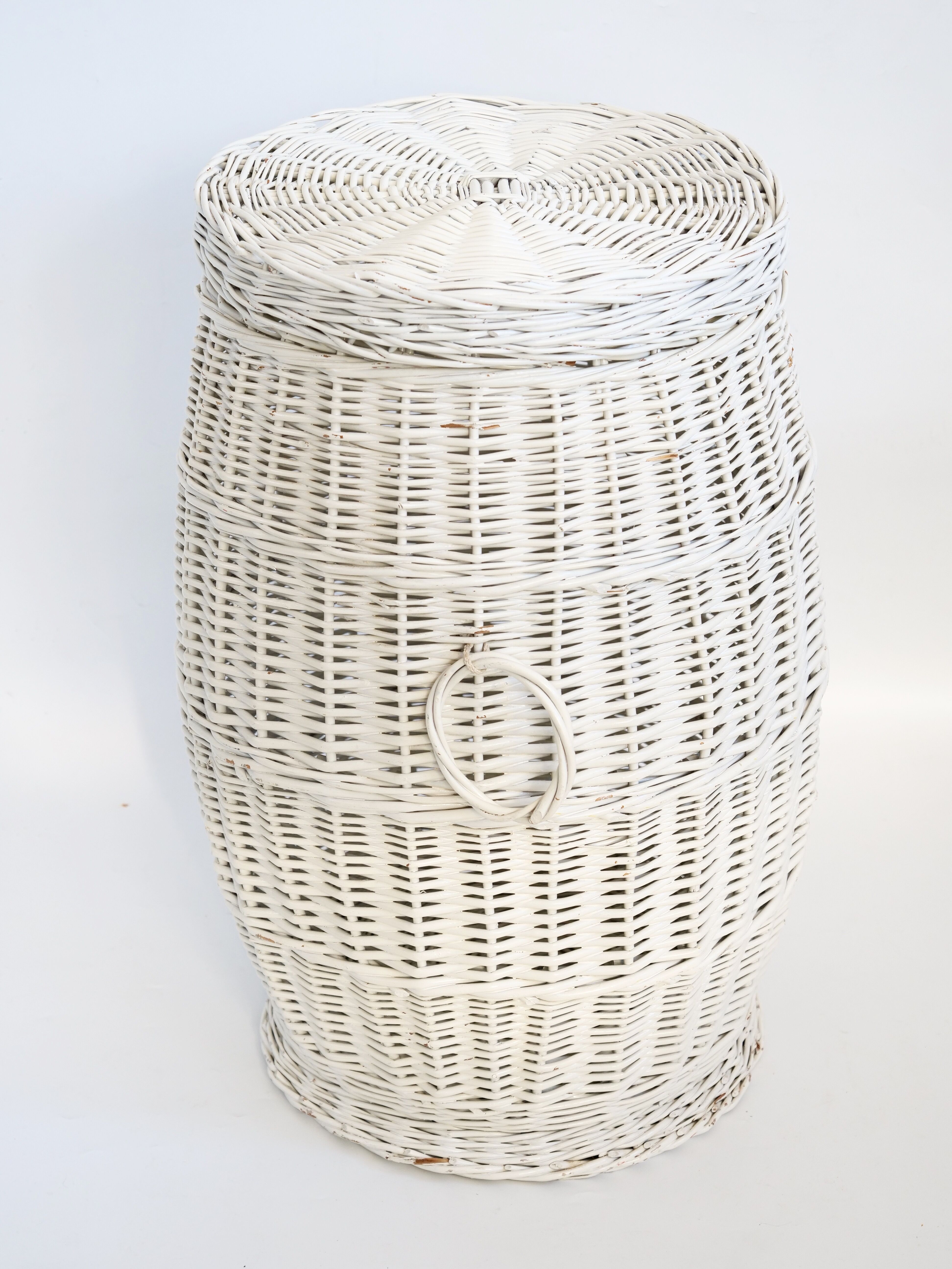 Corbeille panier à linge en osier peint vintage