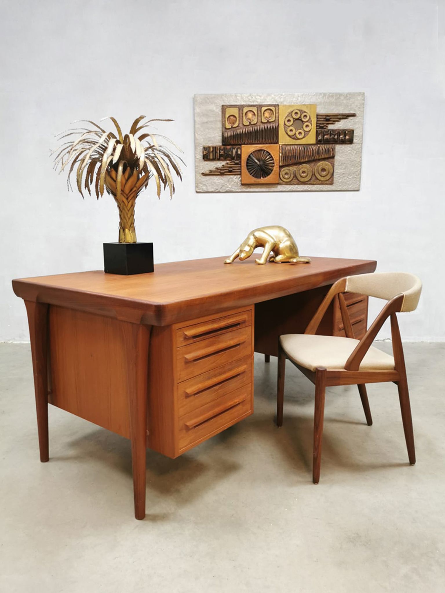 Vintage Danish teak desk Ib Kofod-Larsen voor Faarup Møbelfabrik