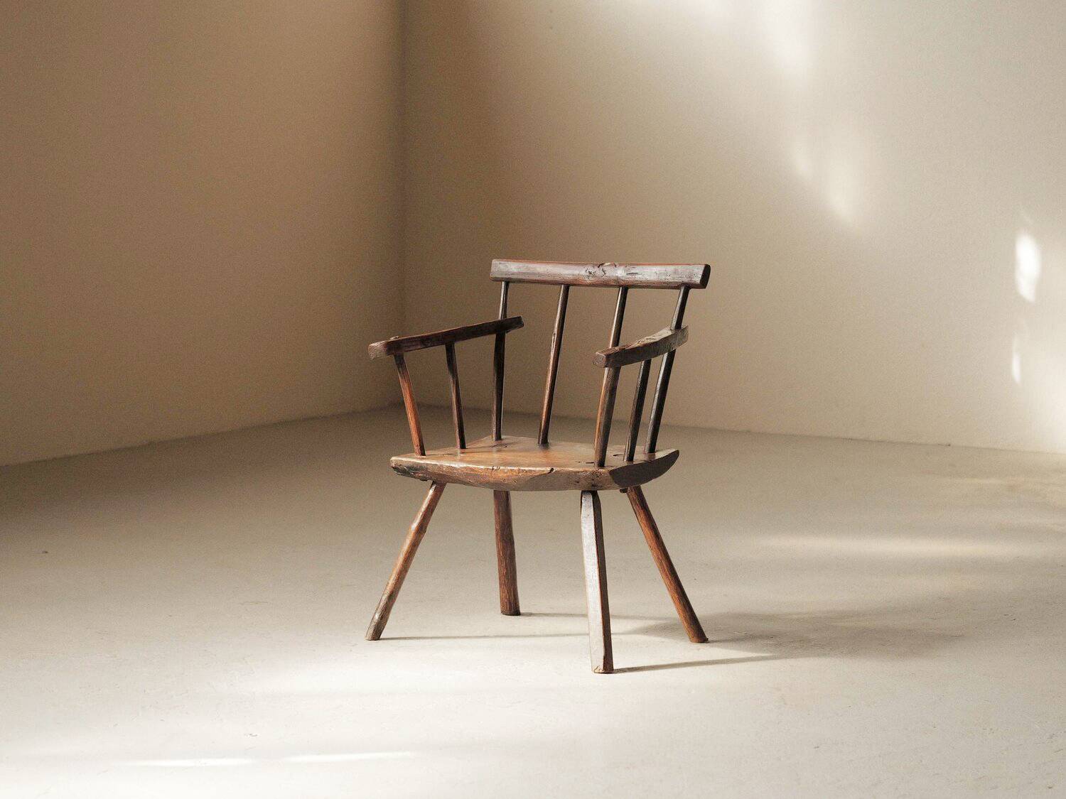 Fauteuil en bois massif, art populaire, Royaume-Uni , XIXᵉ siècle