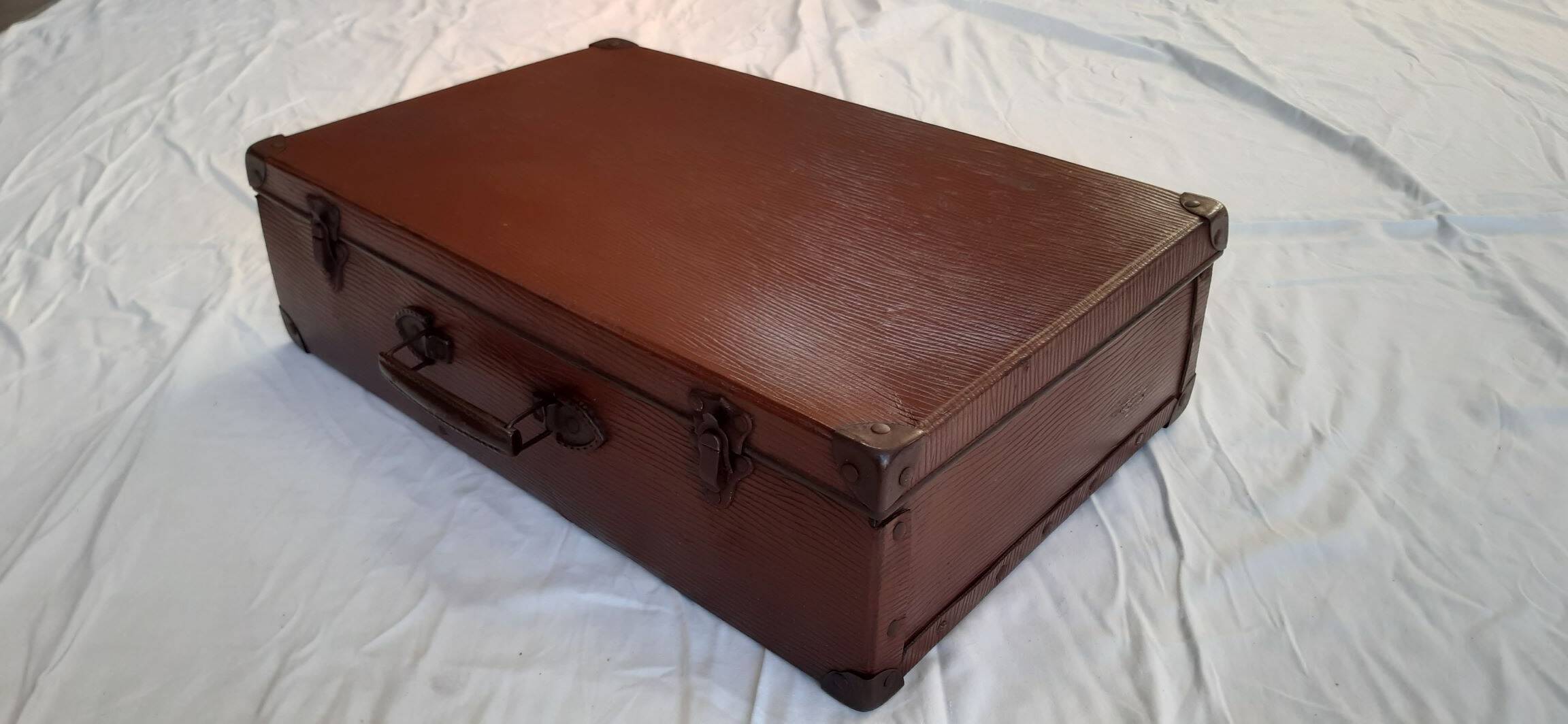 Old suitcase “Au Bon Accueil”