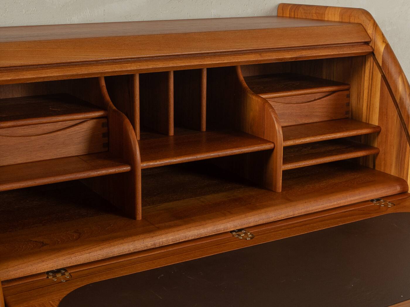 1980s Bureau, Ansager