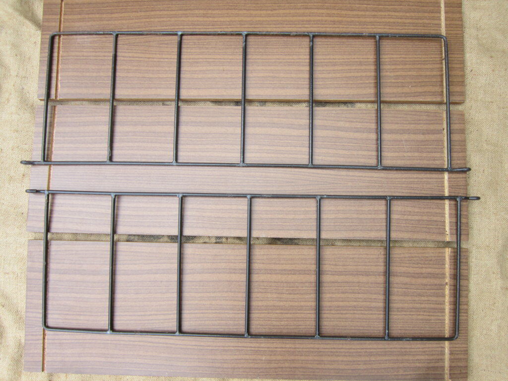 Shelf wall metal metal and wood type string