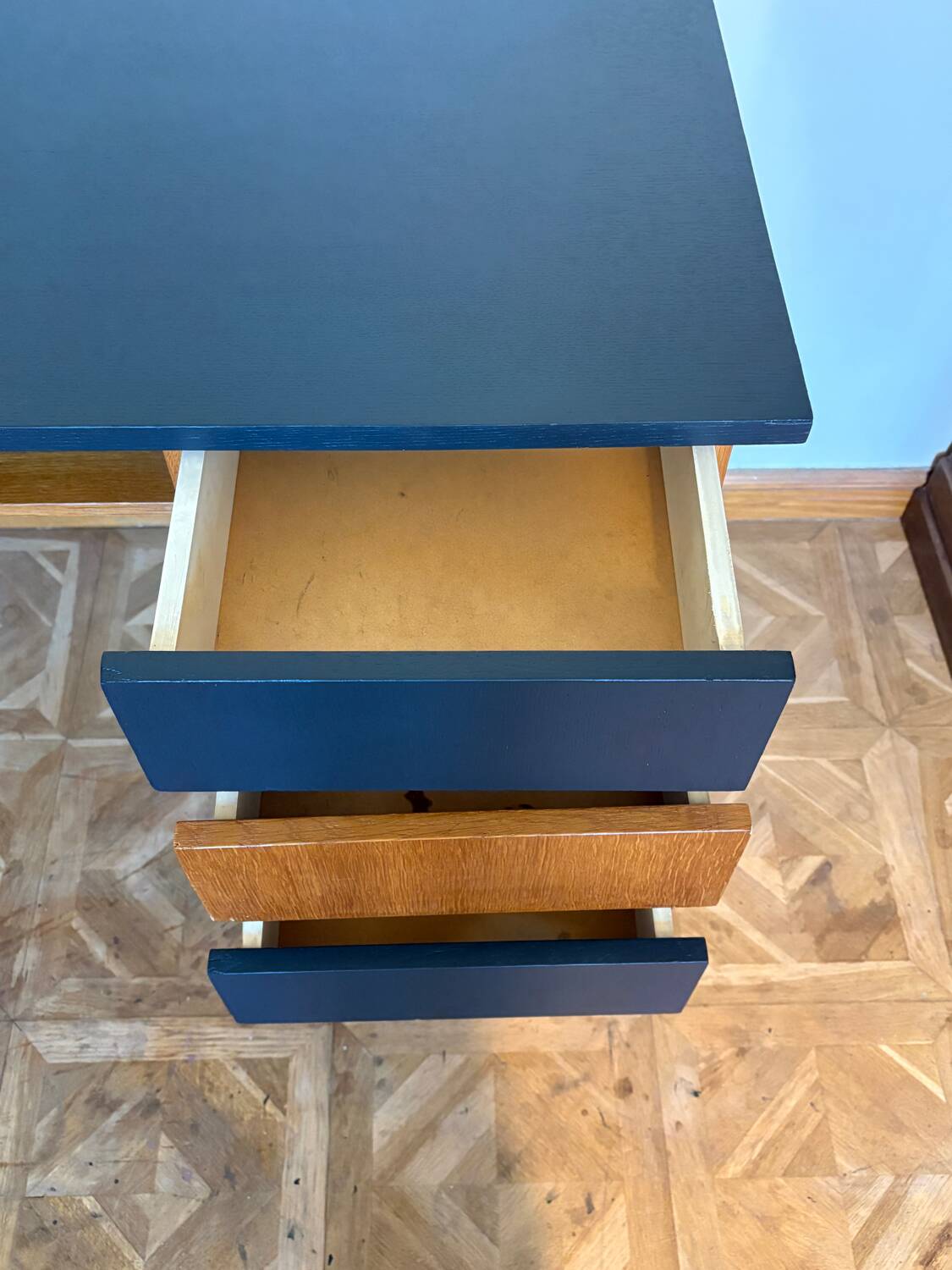 Adult desk with compass feet