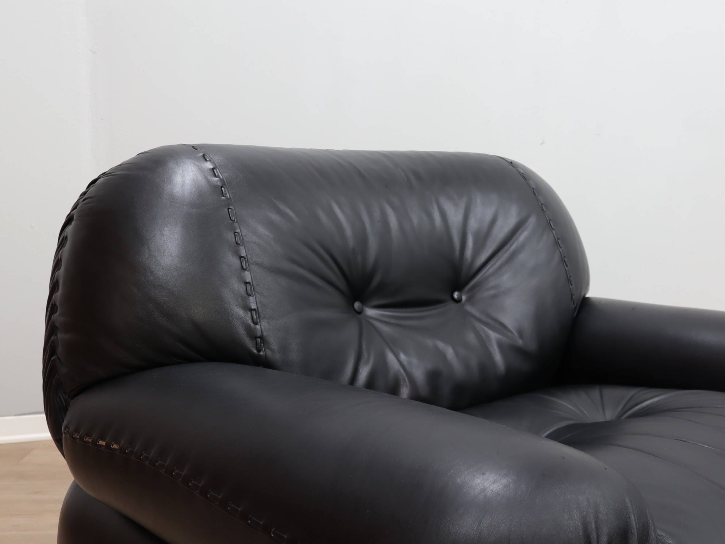 Pair of Mobil Girgi Sapporo armchairs black leather Italy 1970s