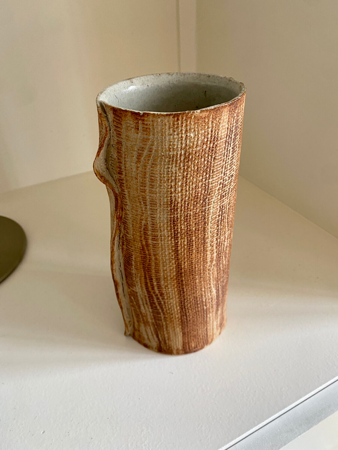 Vase céramique contemporaine grès strié drapé signé