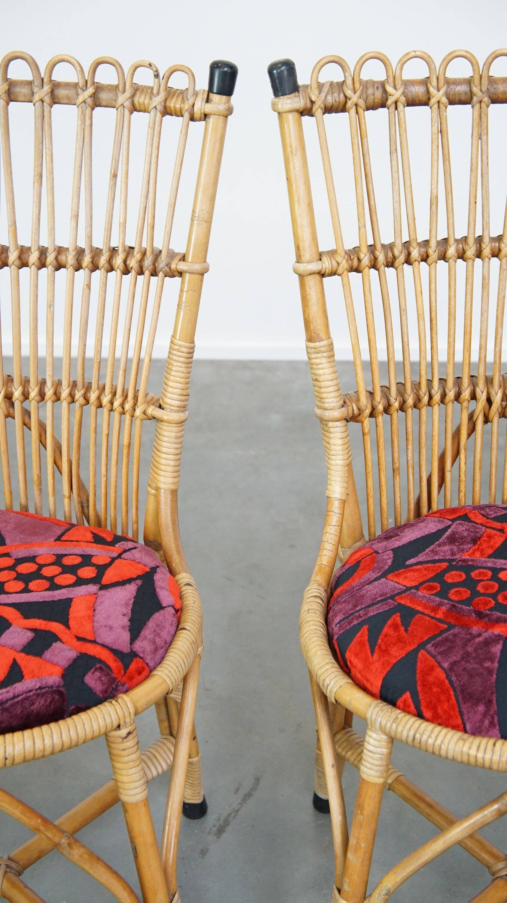 Set of 4 subtle and charming vintage 60s rattan boho chairs with colorful upholstered seats
