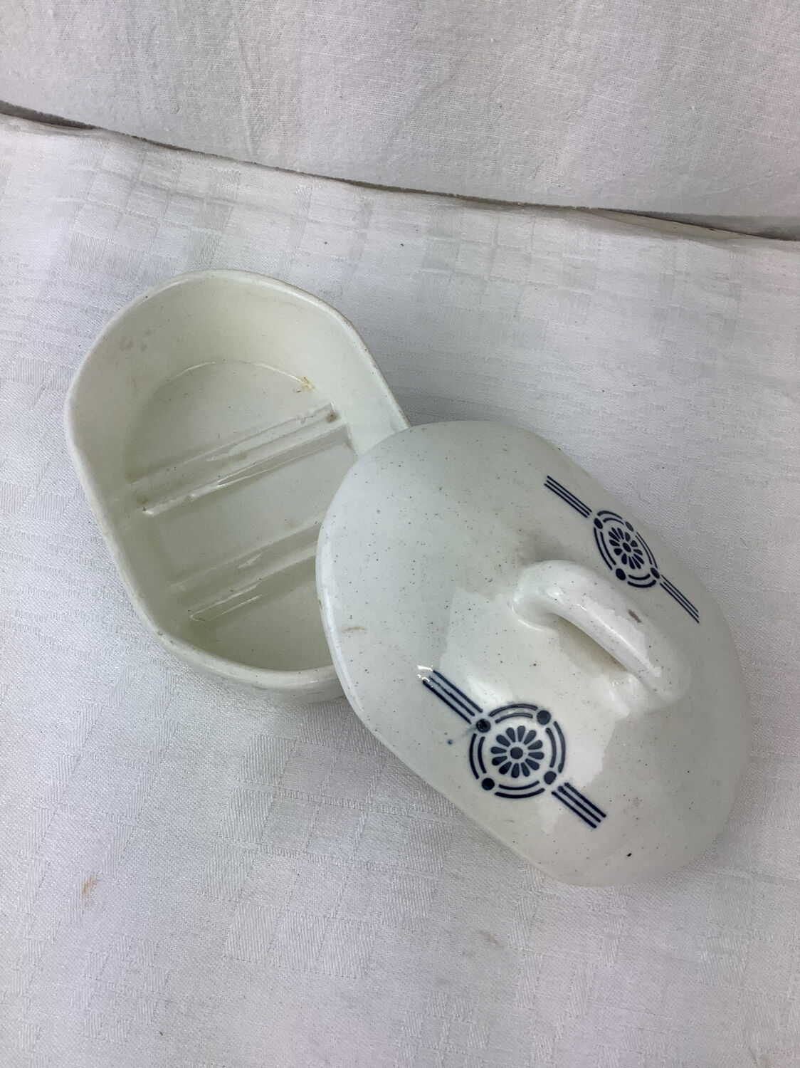 Anti-artisanal soap holder