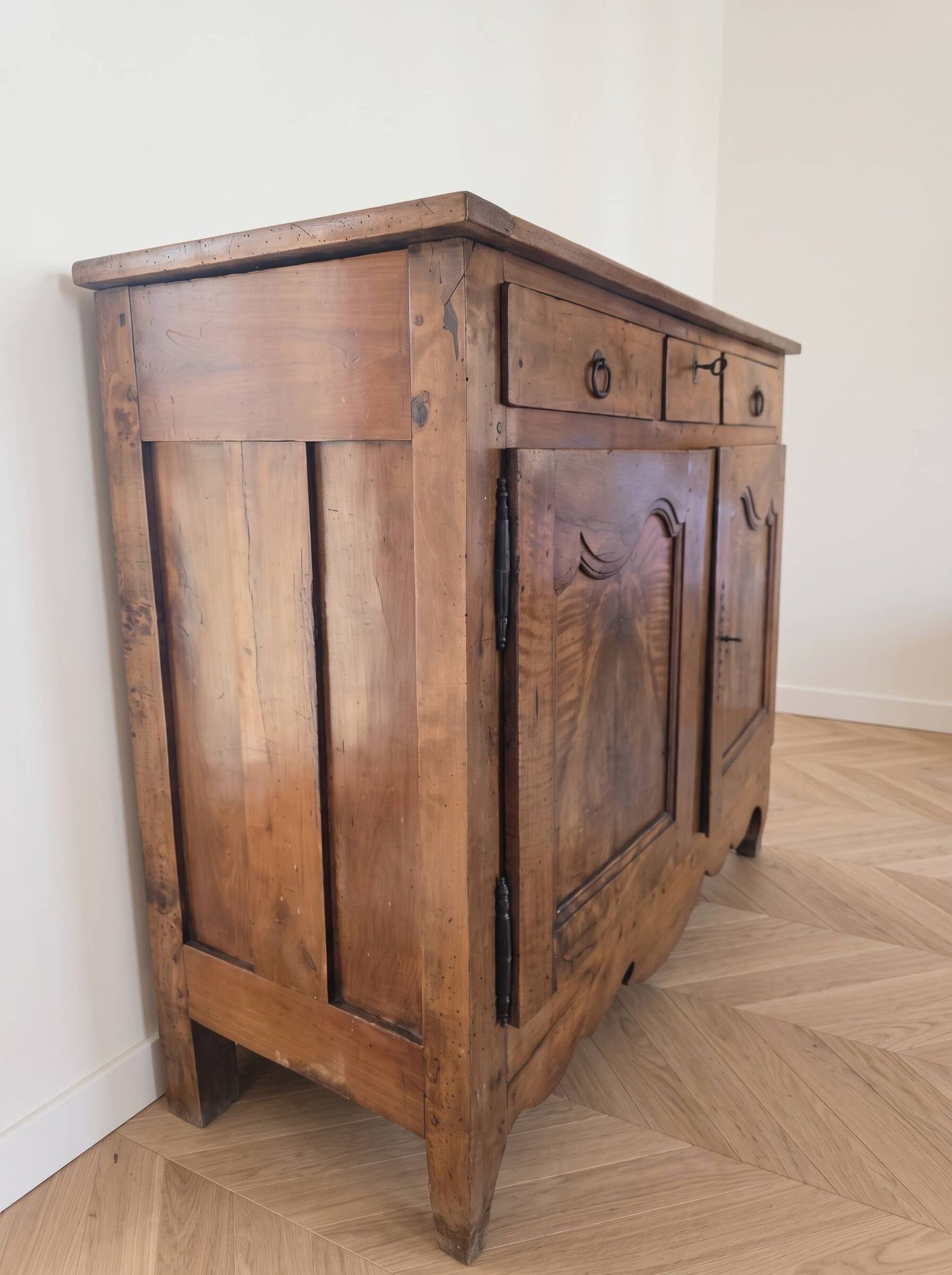 Buffet ancien en bois massif