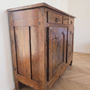 Buffet ancien en bois massif