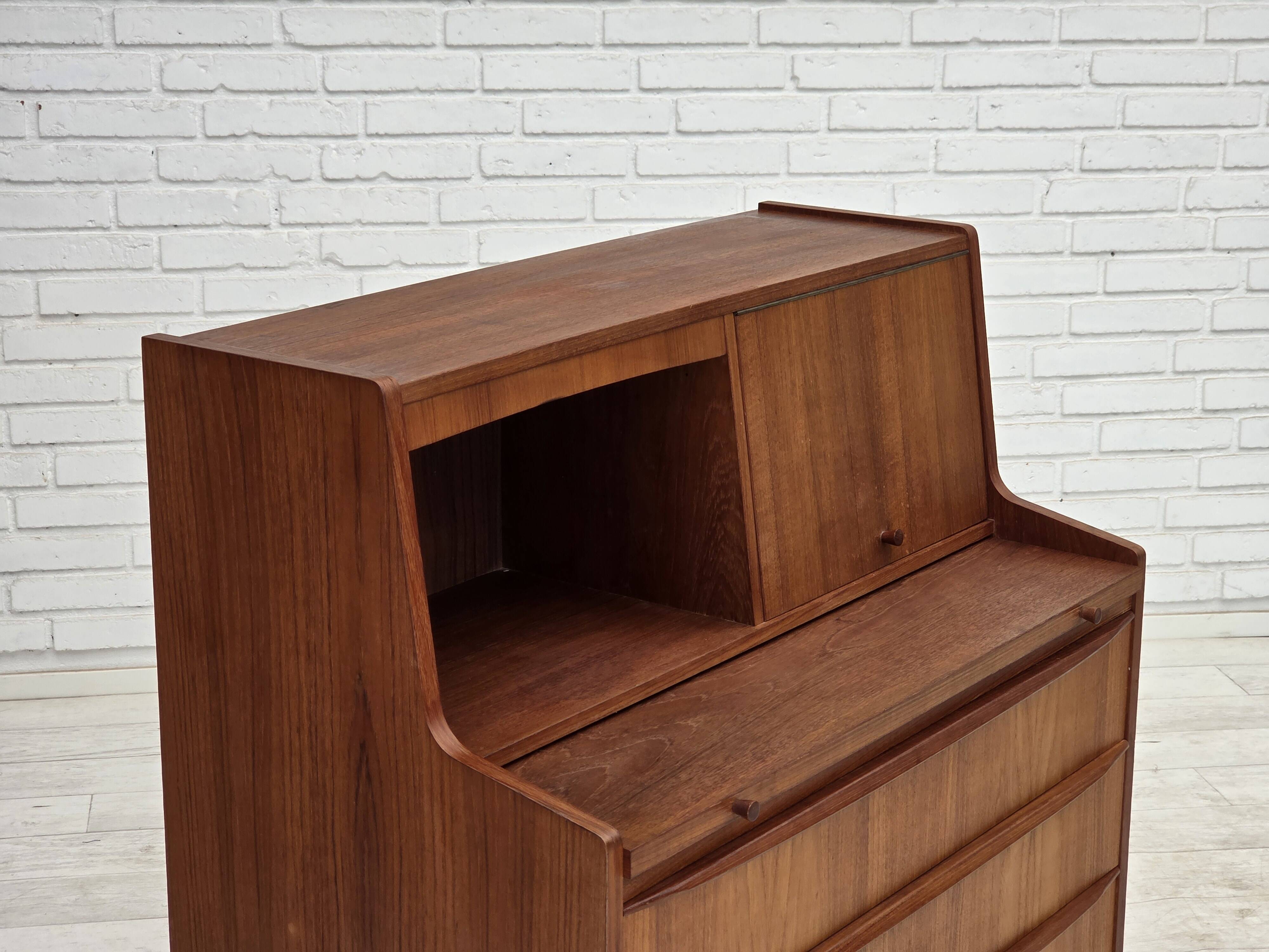 Commode danoise des années 1970 avec un miroir pliant, en bois de teck.