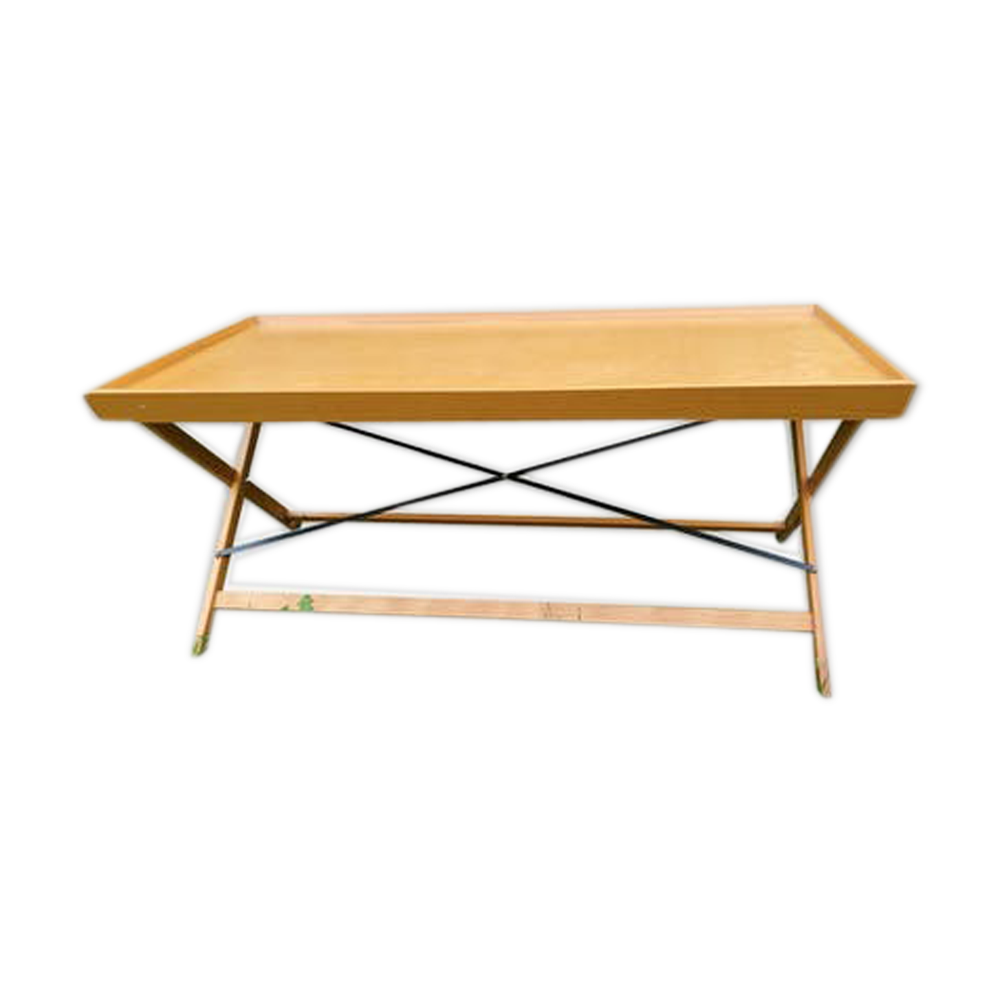 Folding coffee table