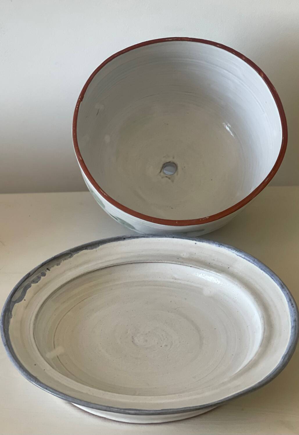 Cheese dome in stoneware.