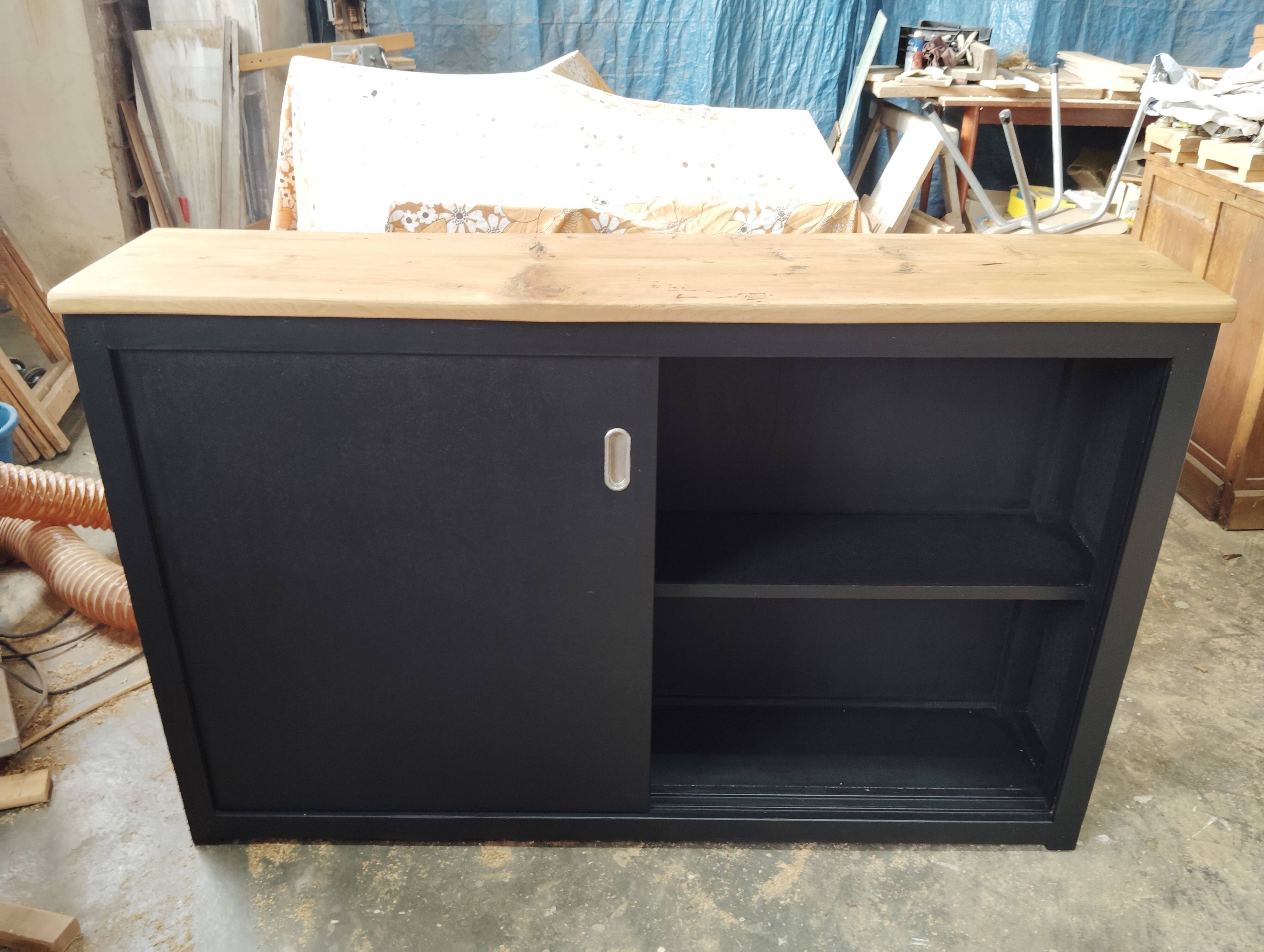 Sliding workbench with shallow depth