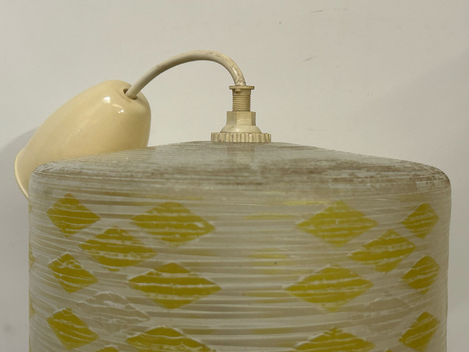 Vintage suspension 60s, 70's, white and yellow glass pop decoration