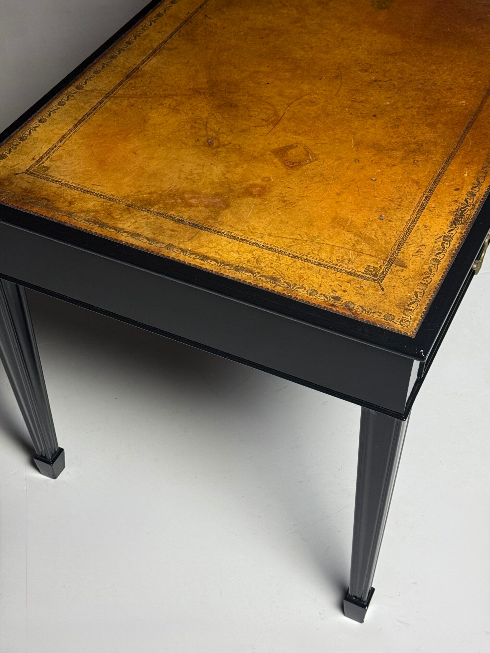 Bureau anglais du 19ème siècle noir
