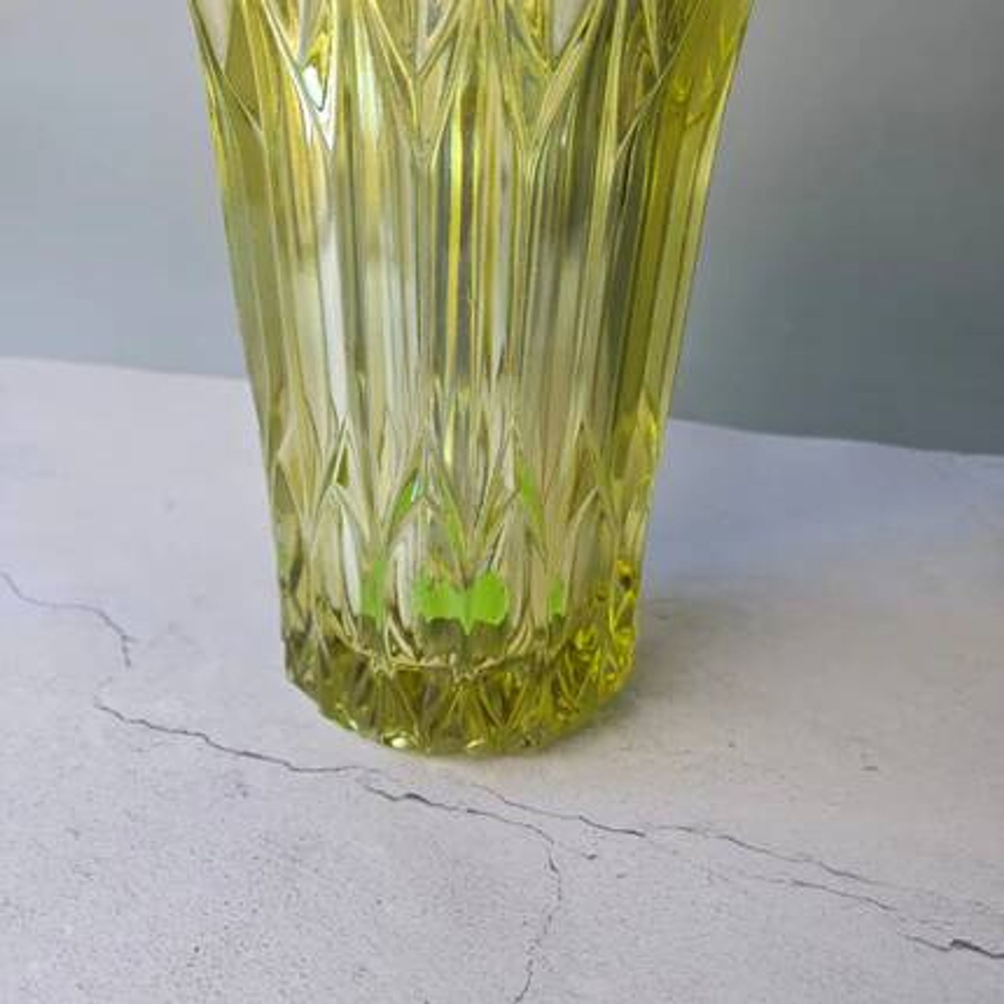 Grand vase tchèque en verre pressé teinté jaune à formes géométriques