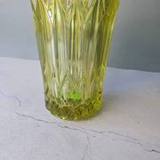 Grand vase tchèque en verre pressé teinté jaune à formes géométriques