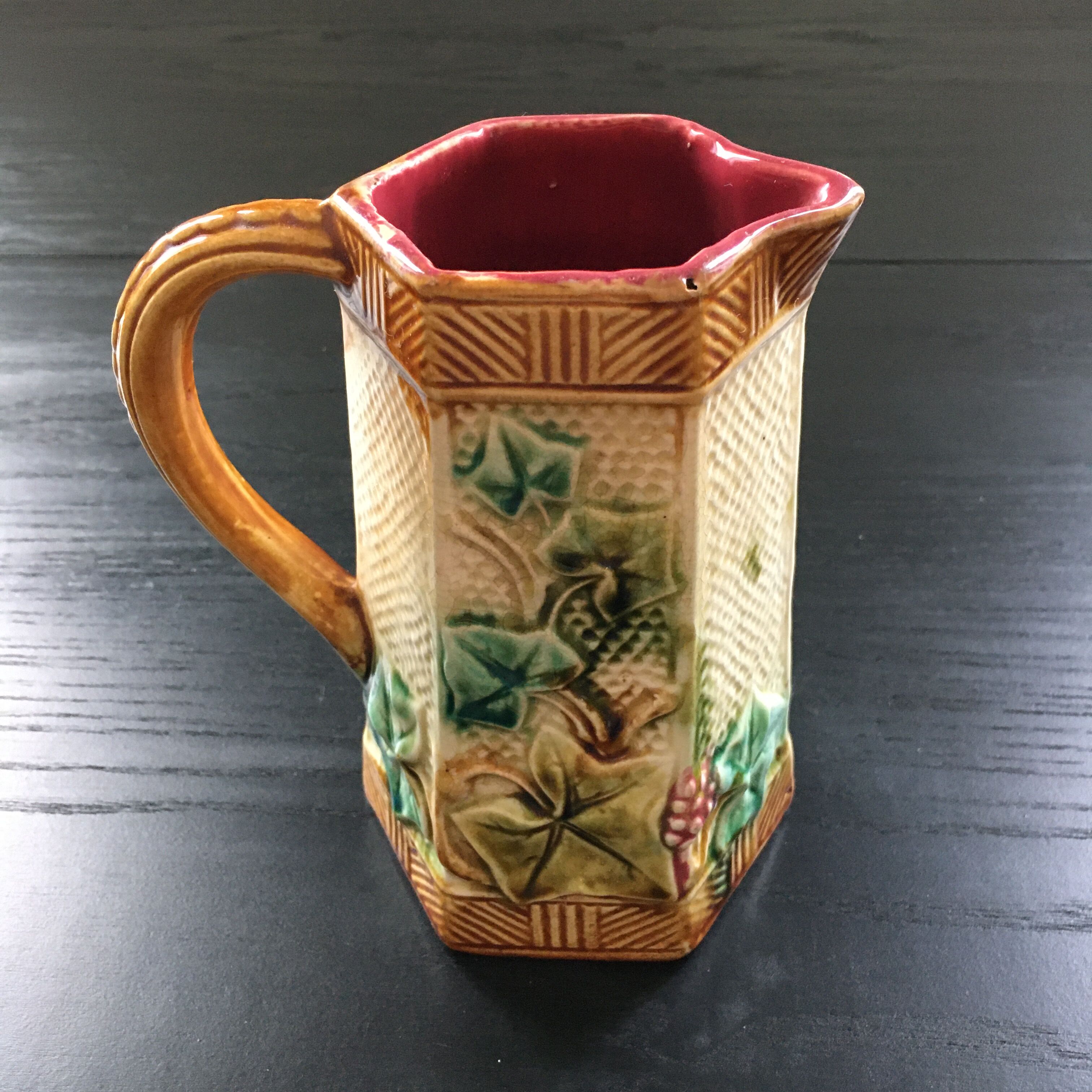Onnaing dabbling pitcher