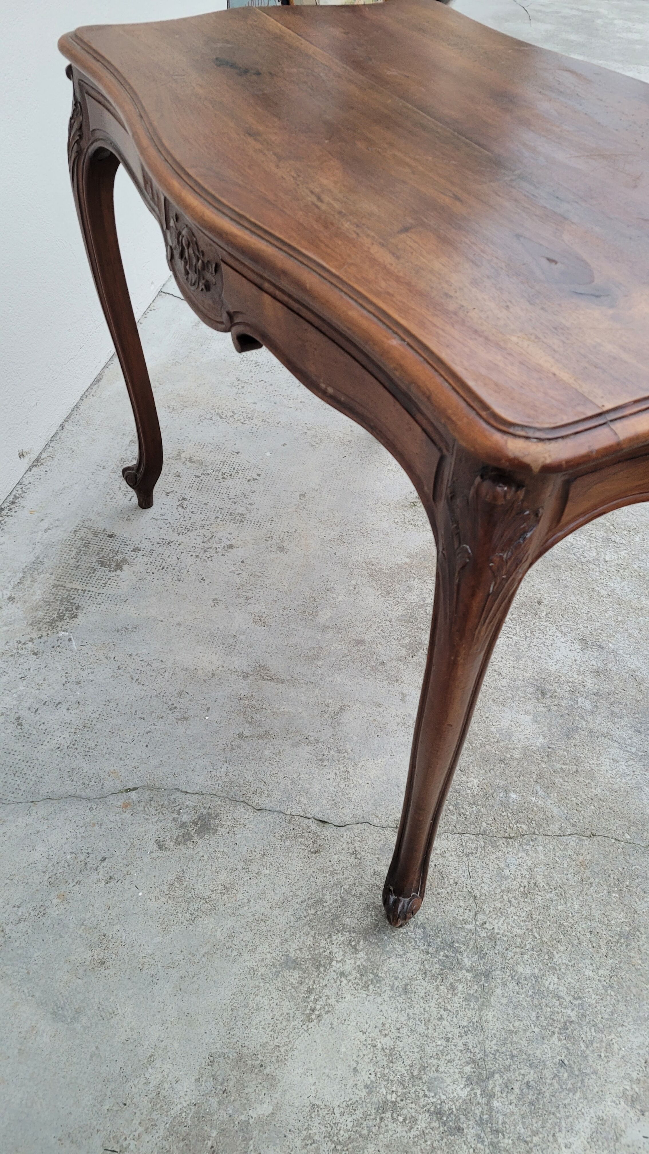 Table de milieu de style Louis XV en noyer massif