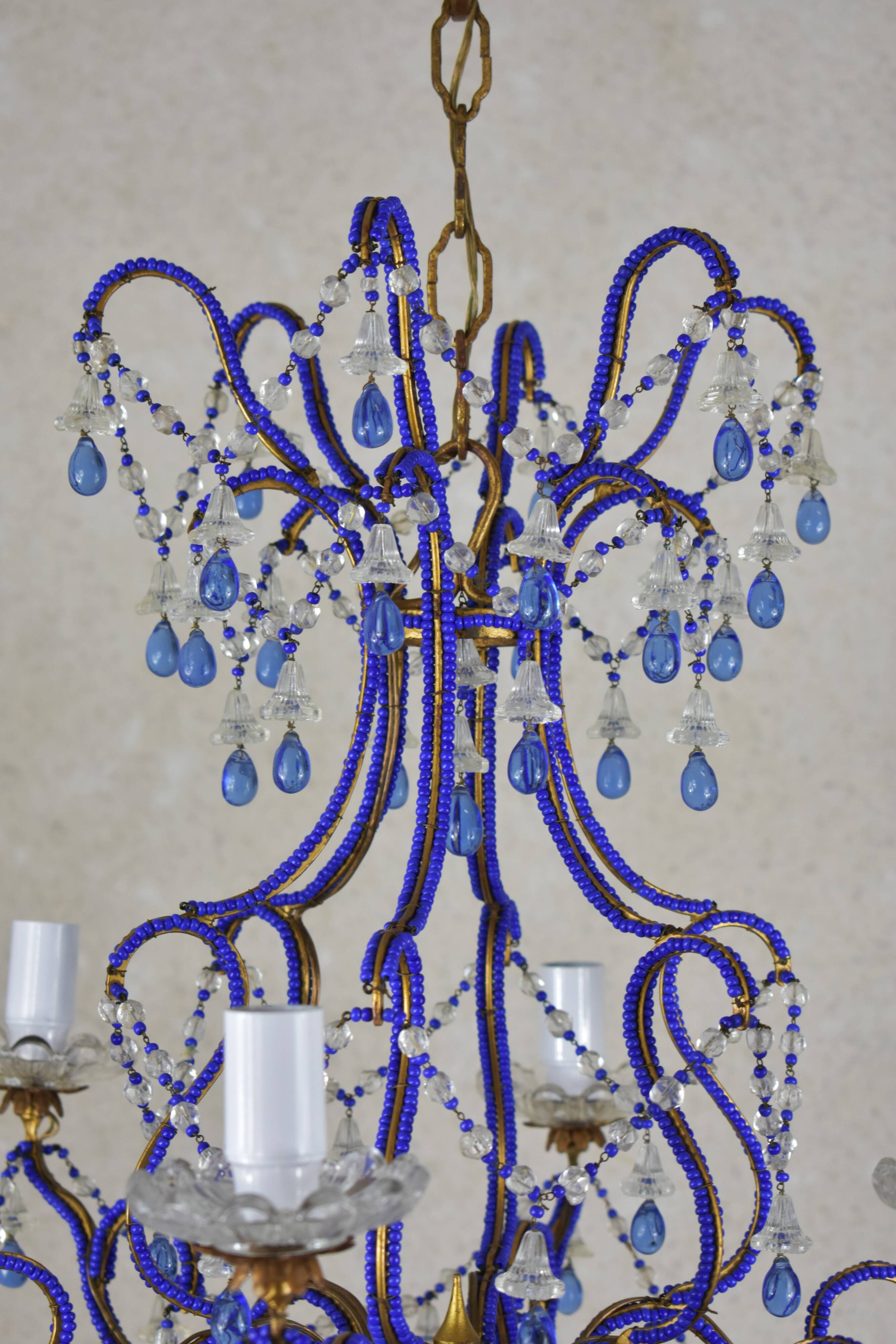 lustre bleu, fait de perles.