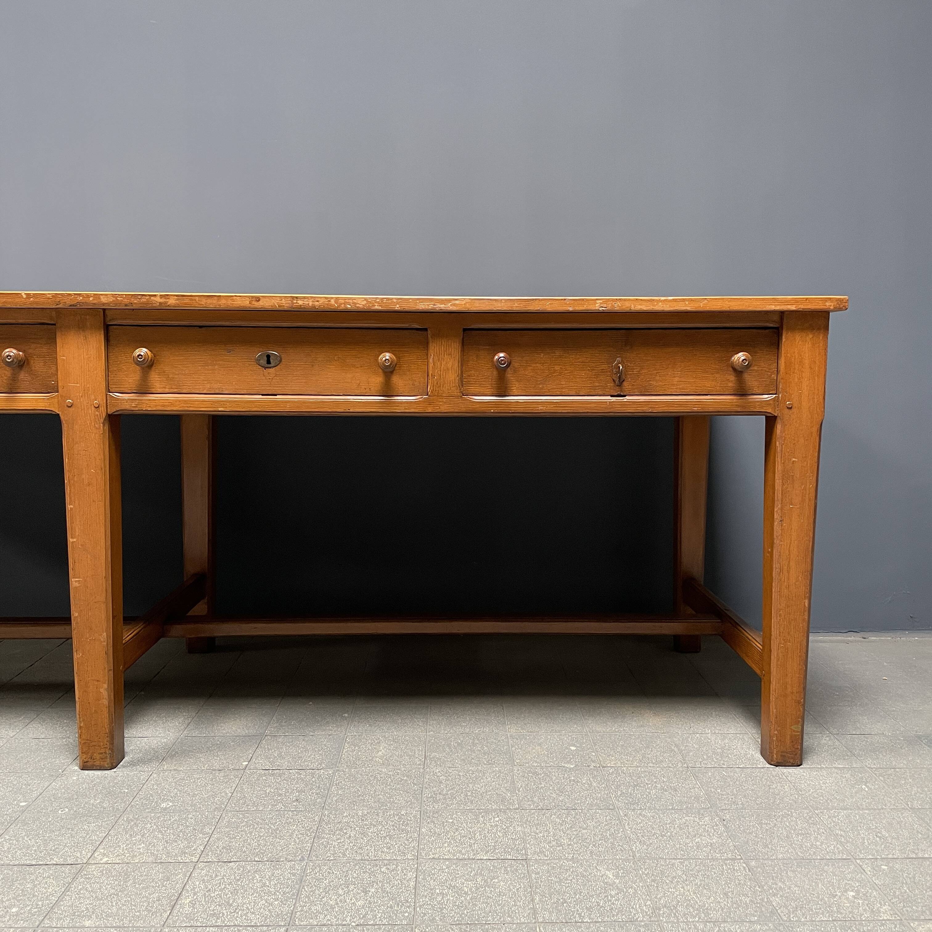 Grande table à draperie en bois antique