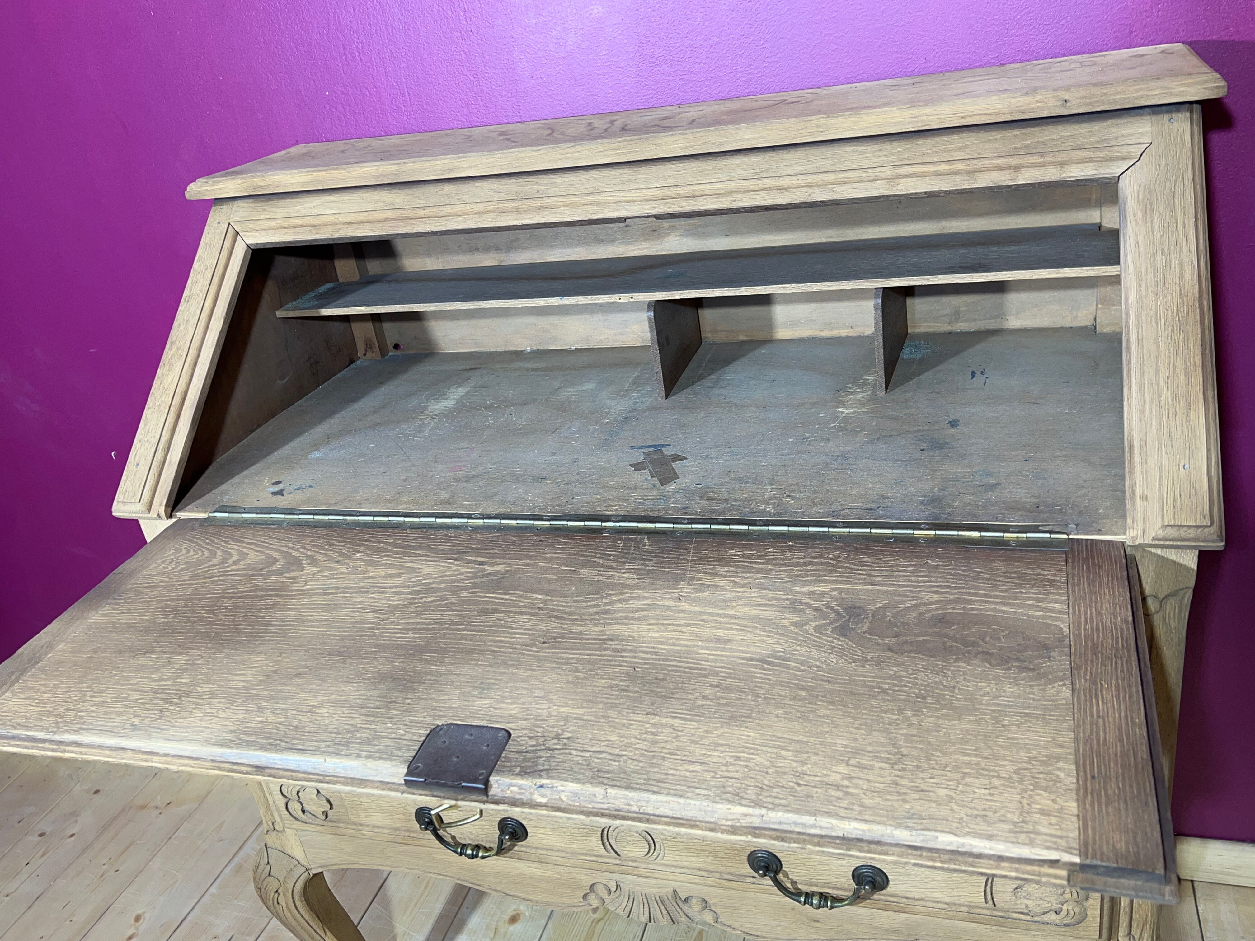 Decapé desk in baroque oak