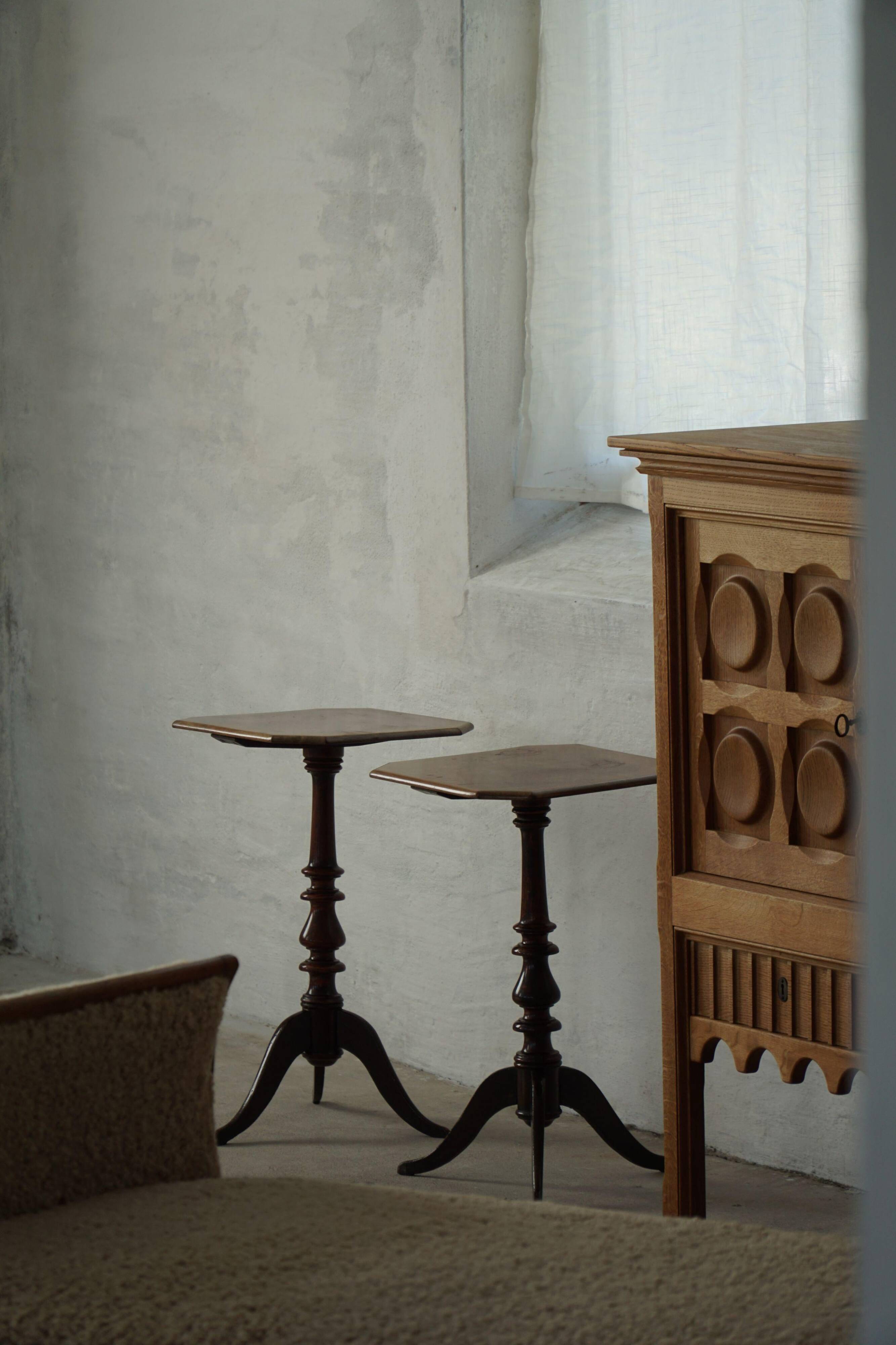 Pair of English side tables / pedestals, walnut wood, mid-century, 1940s.