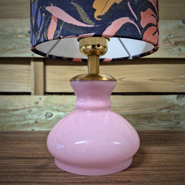 Lampe à poser, pied globe en verre rose, abat-jour fleuri
