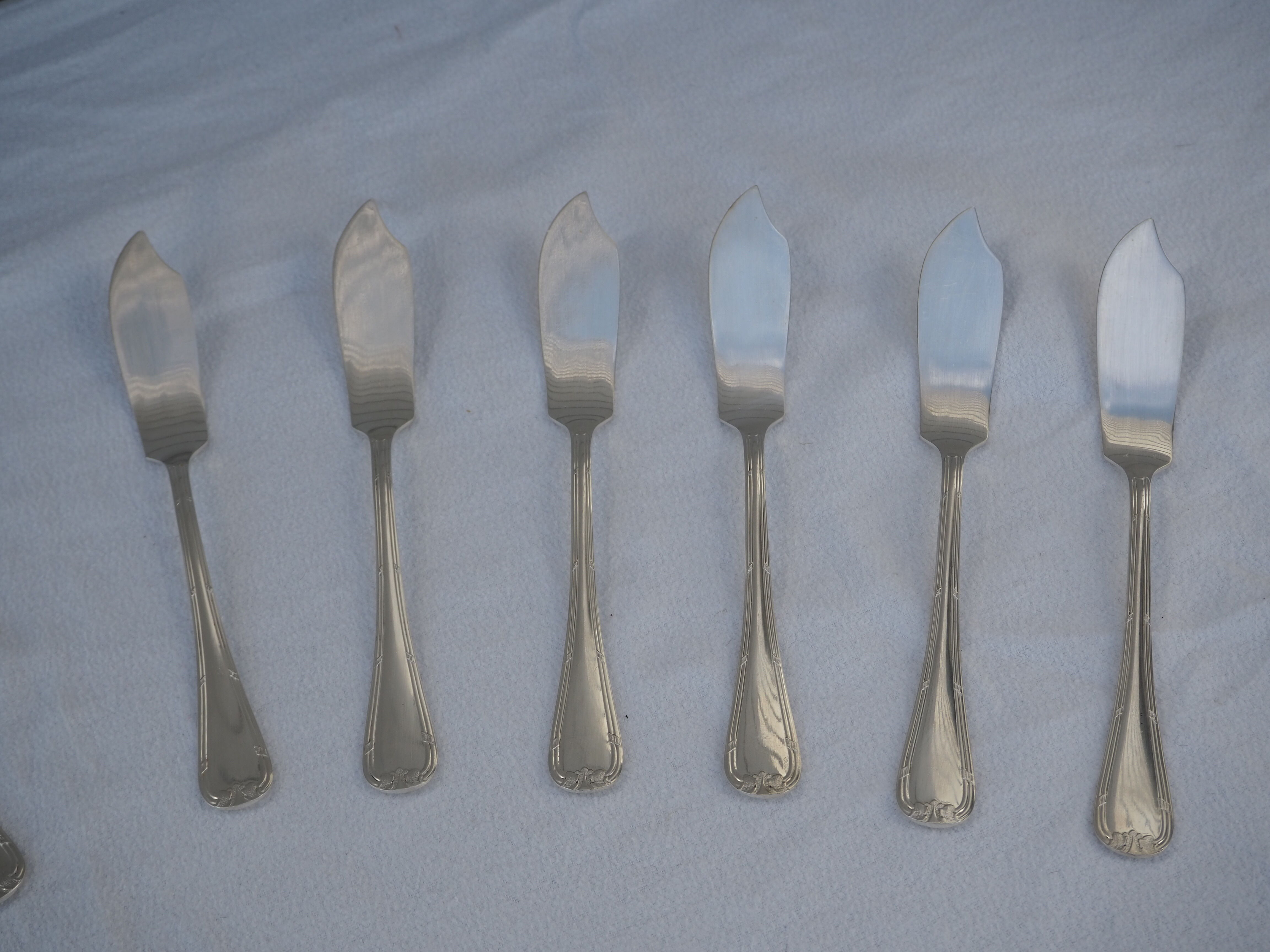 Fish service and its 6 silver-plated cutlery, crossed ribbon model