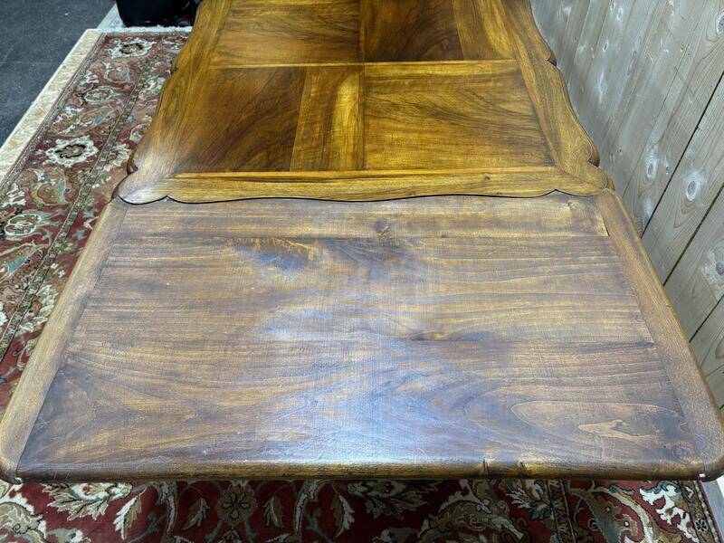 Table à manger en noyer de style Louis XV