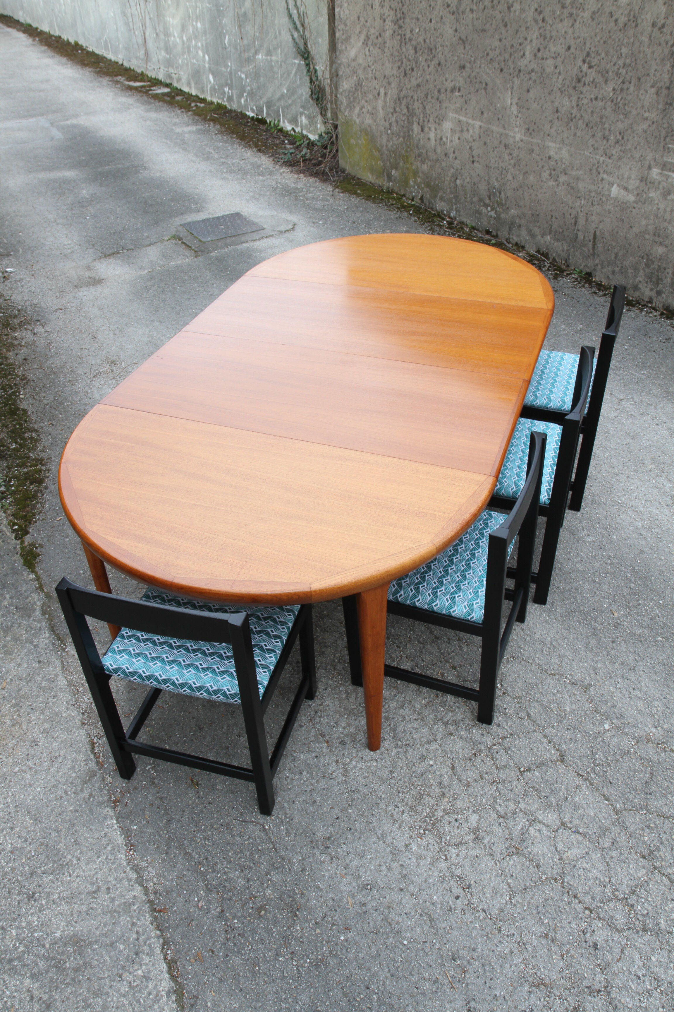 Danish teak extendable round table of the years 60