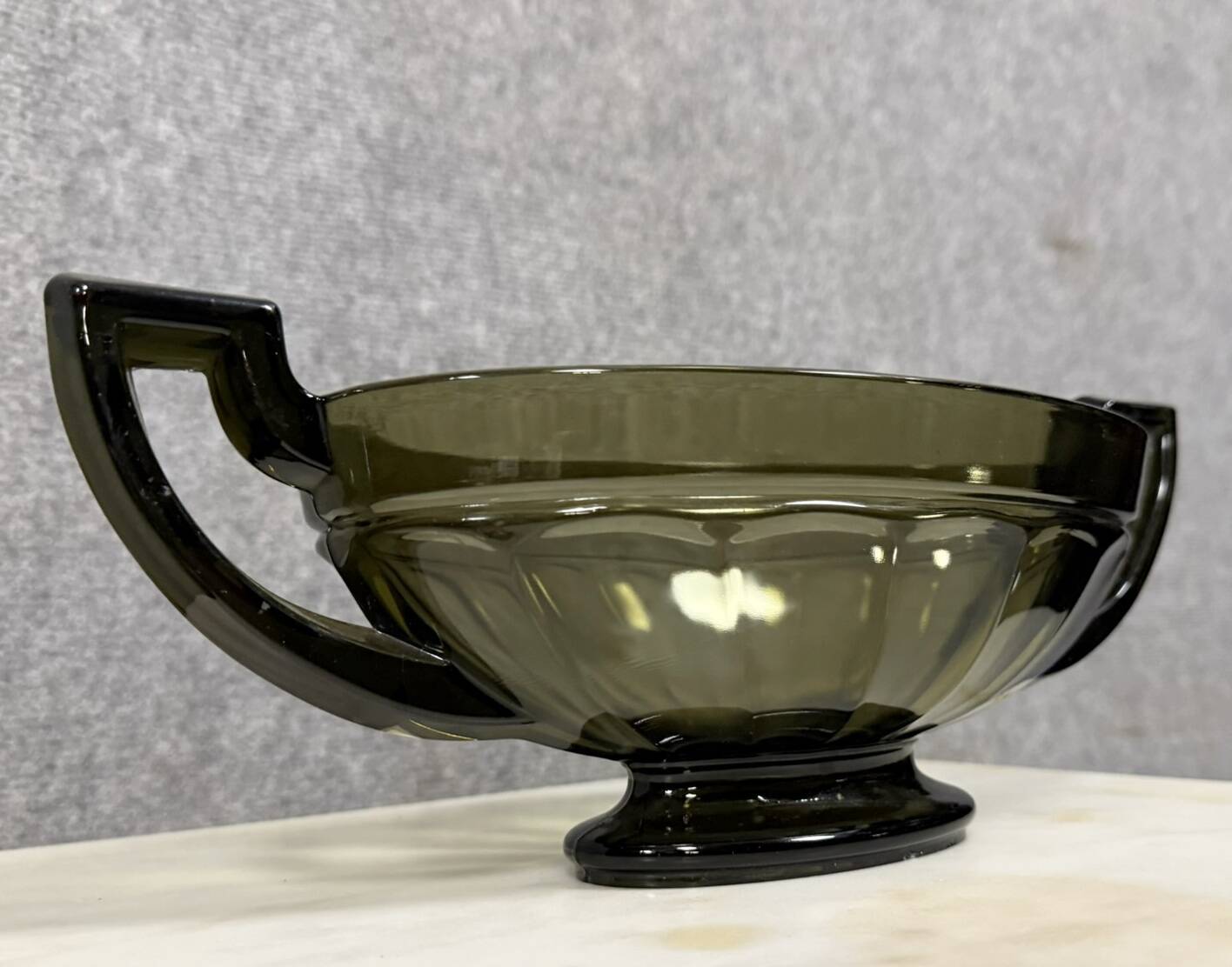 Coupe, centre de table en verre vert pressé Val Saint Lambert