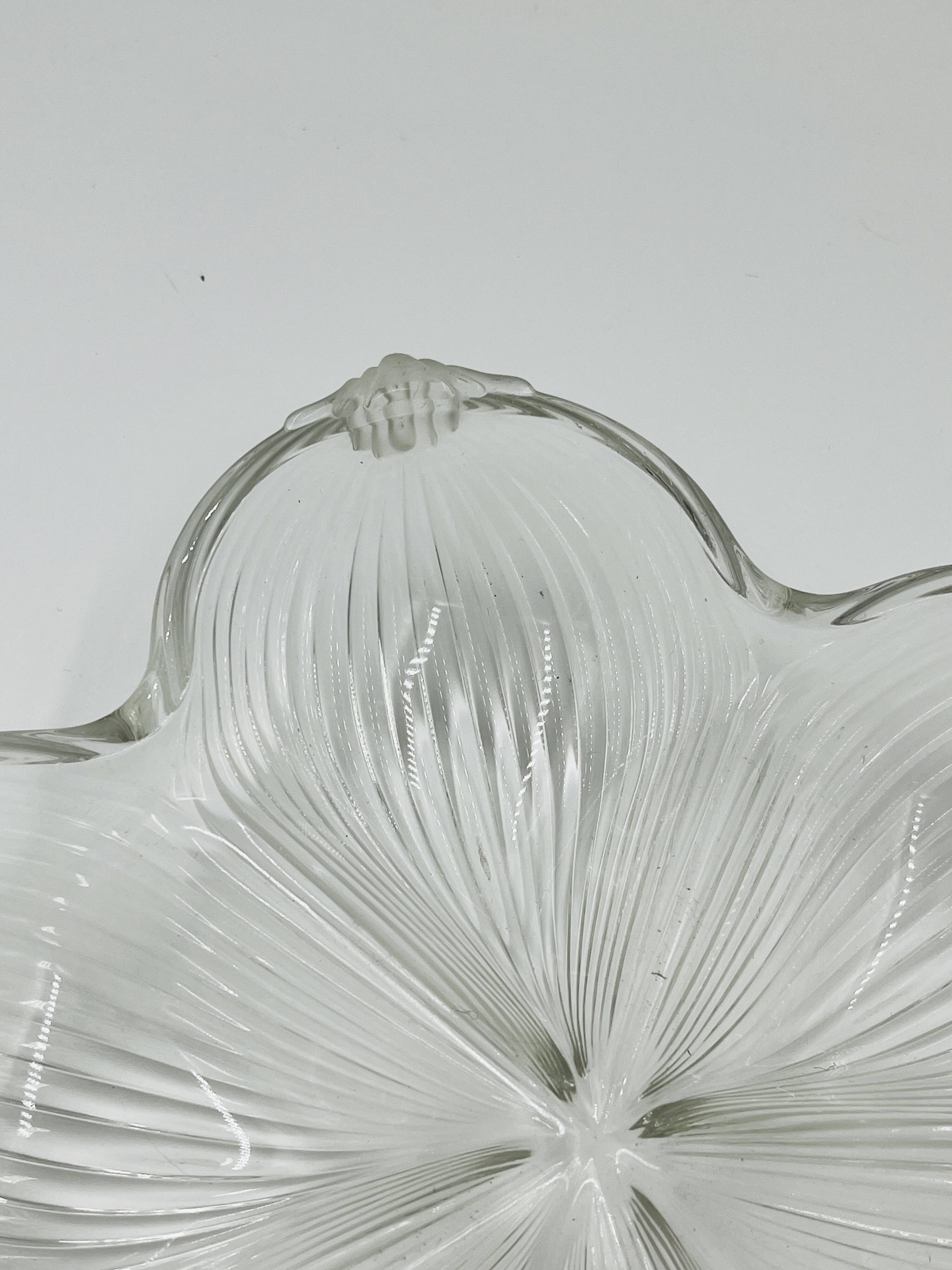 Plat en verre moulé fleur Art déco