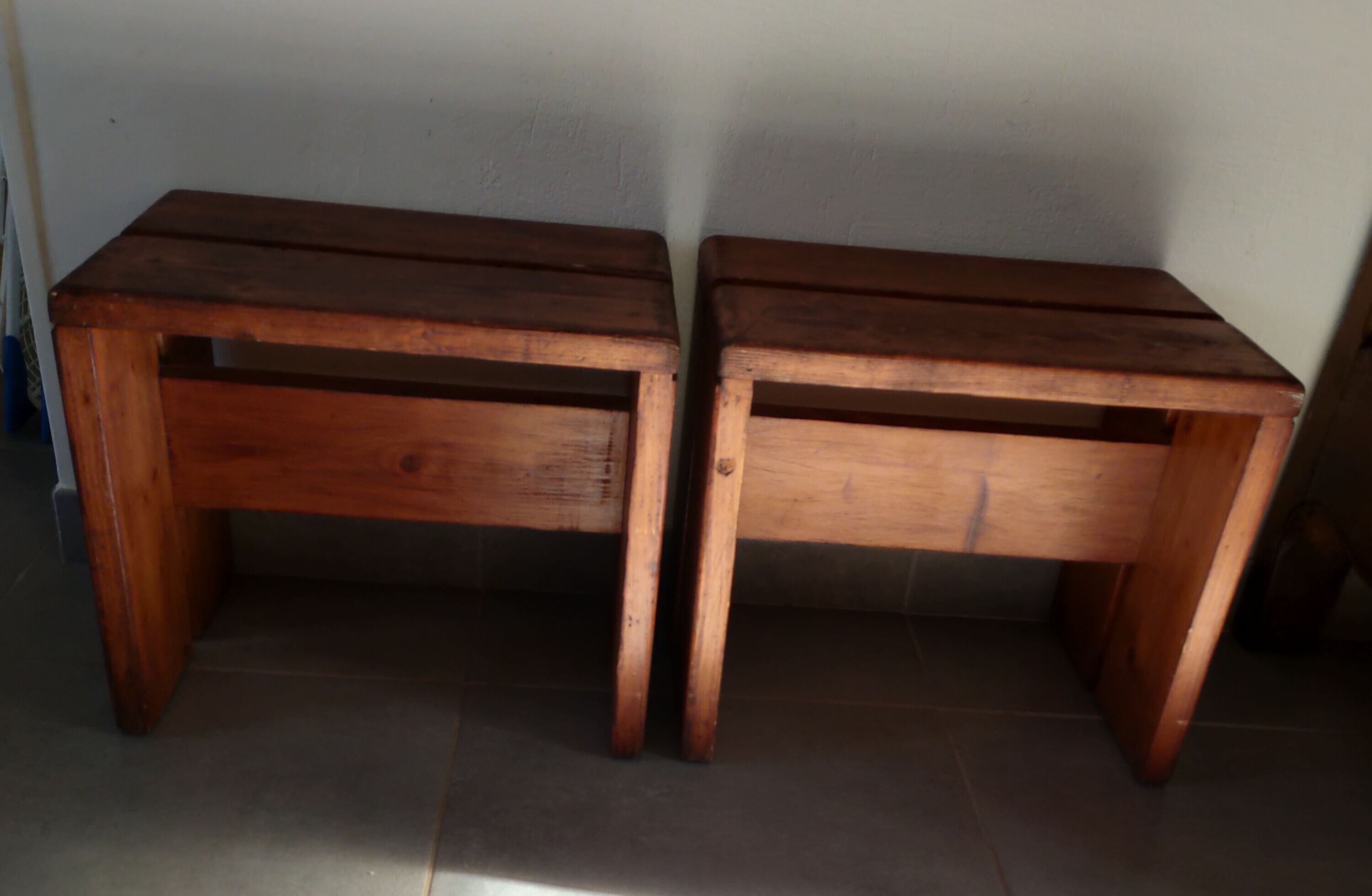 Paire de tabourets "Les Arcs" de Charlotte Perriand