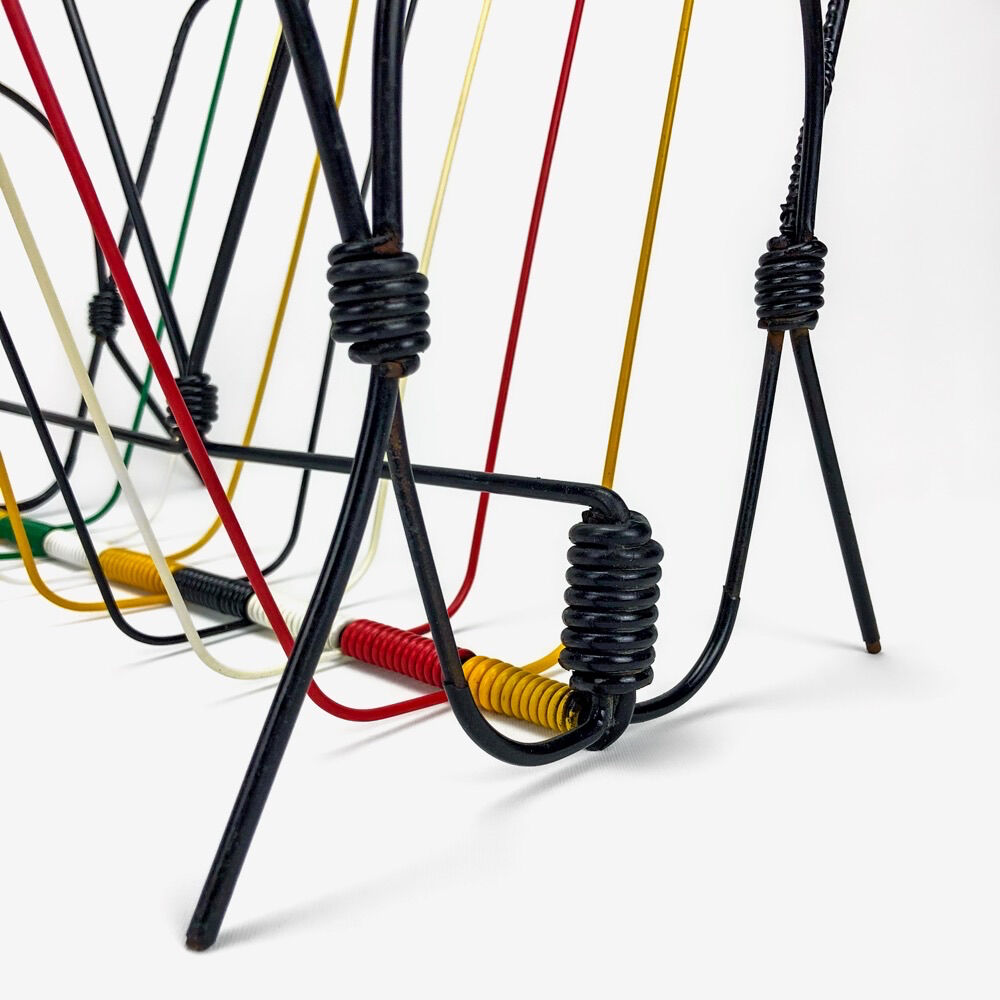 Multicolored scoubidou magazine holders