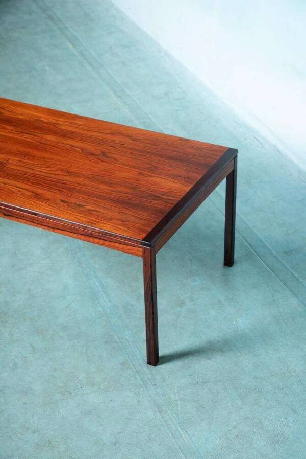 Table basse scandinave vintage rénovée, table moderne du milieu du siècle.