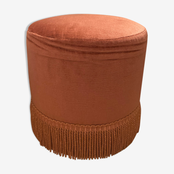 Velvet pouf with pink fringe