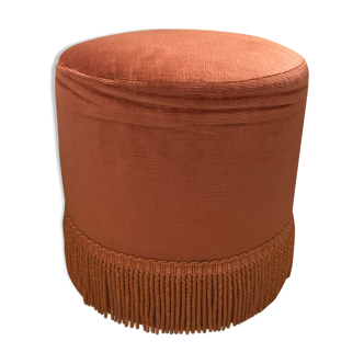 Velvet pouf with pink fringe