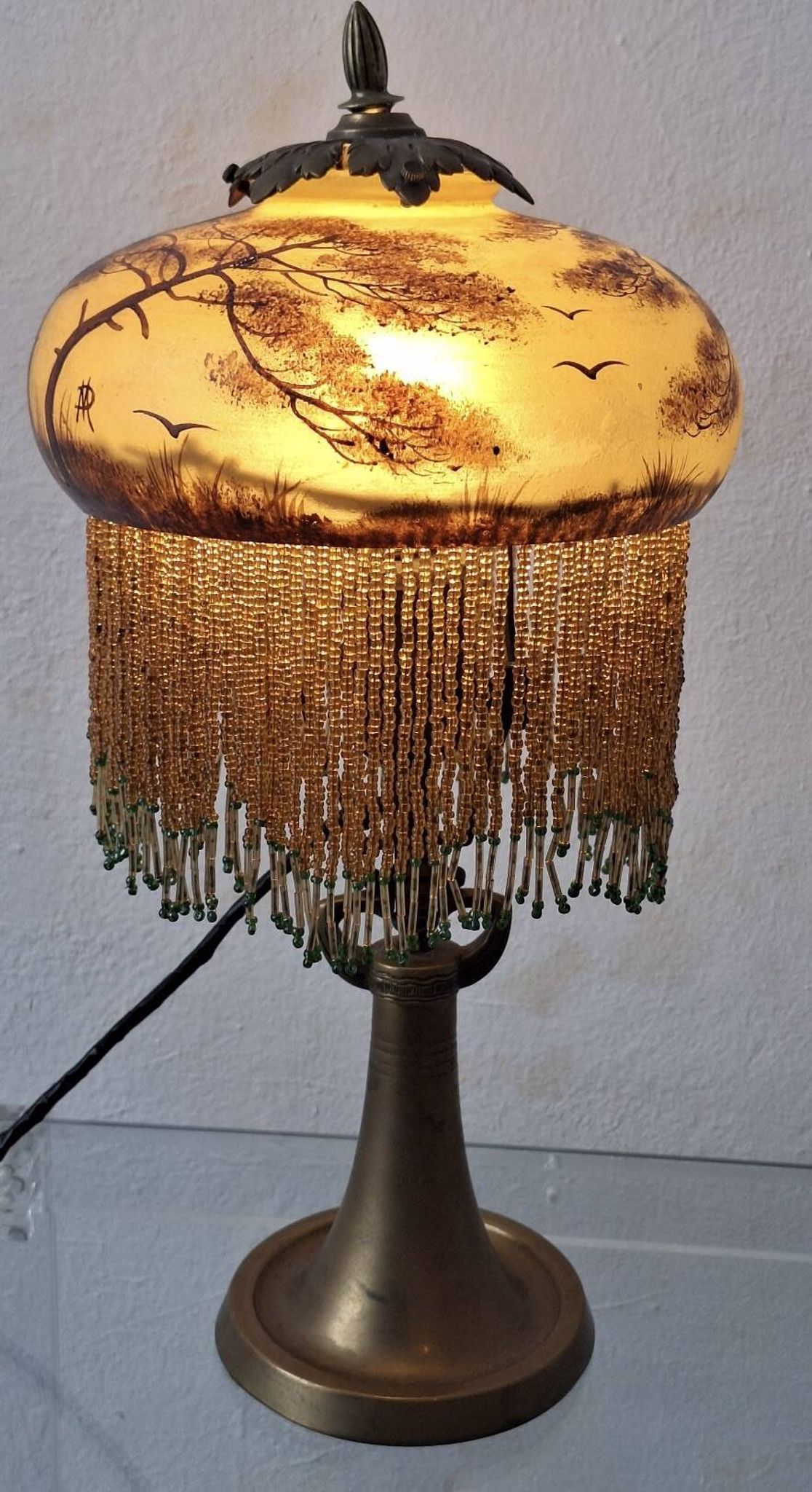 Lampe de table en bronze peinte à l'envers signée, 1910-1920