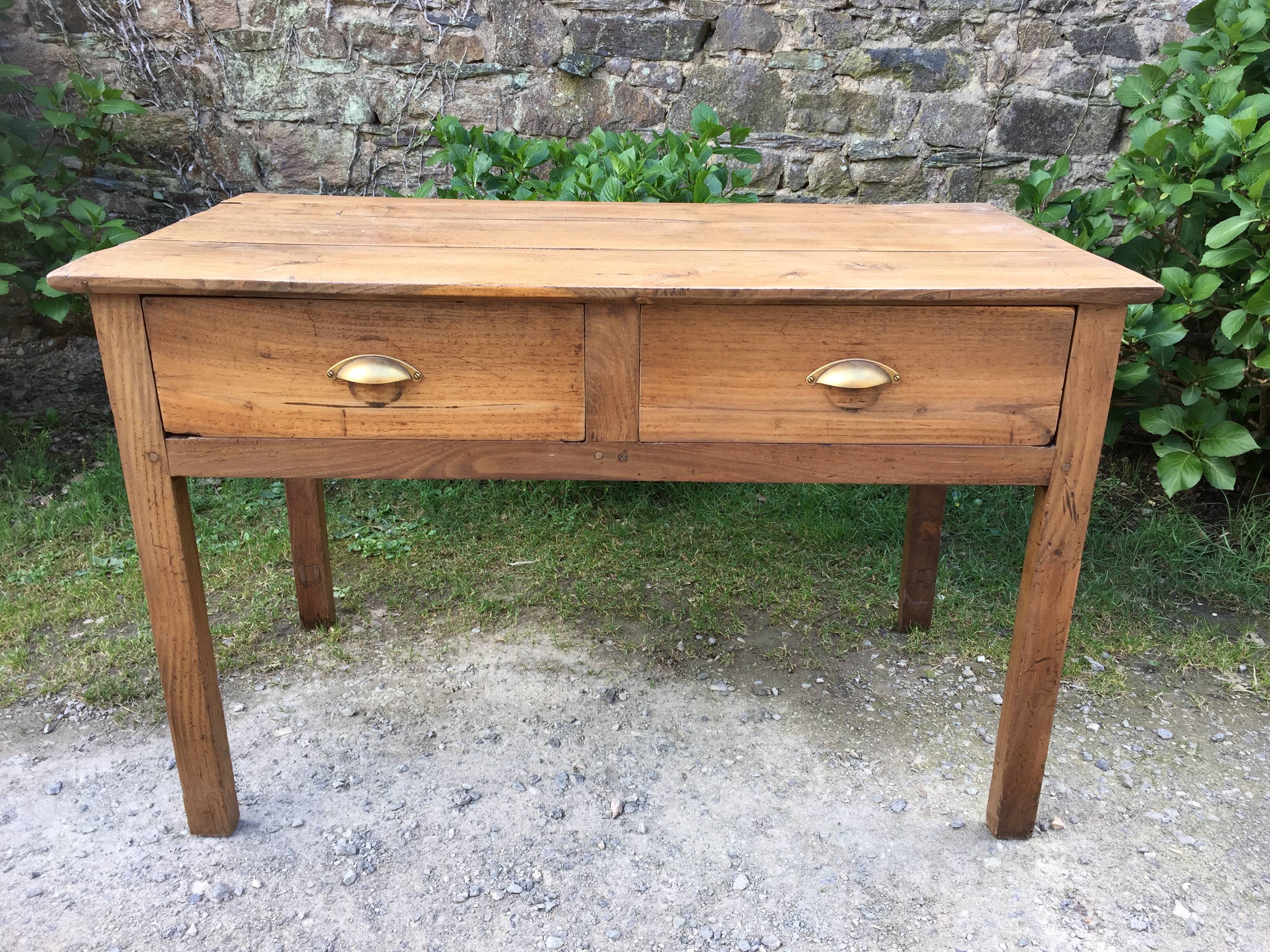 Farm table of the country Brièron (South Brittany) old with 2 drawers in chestnut.