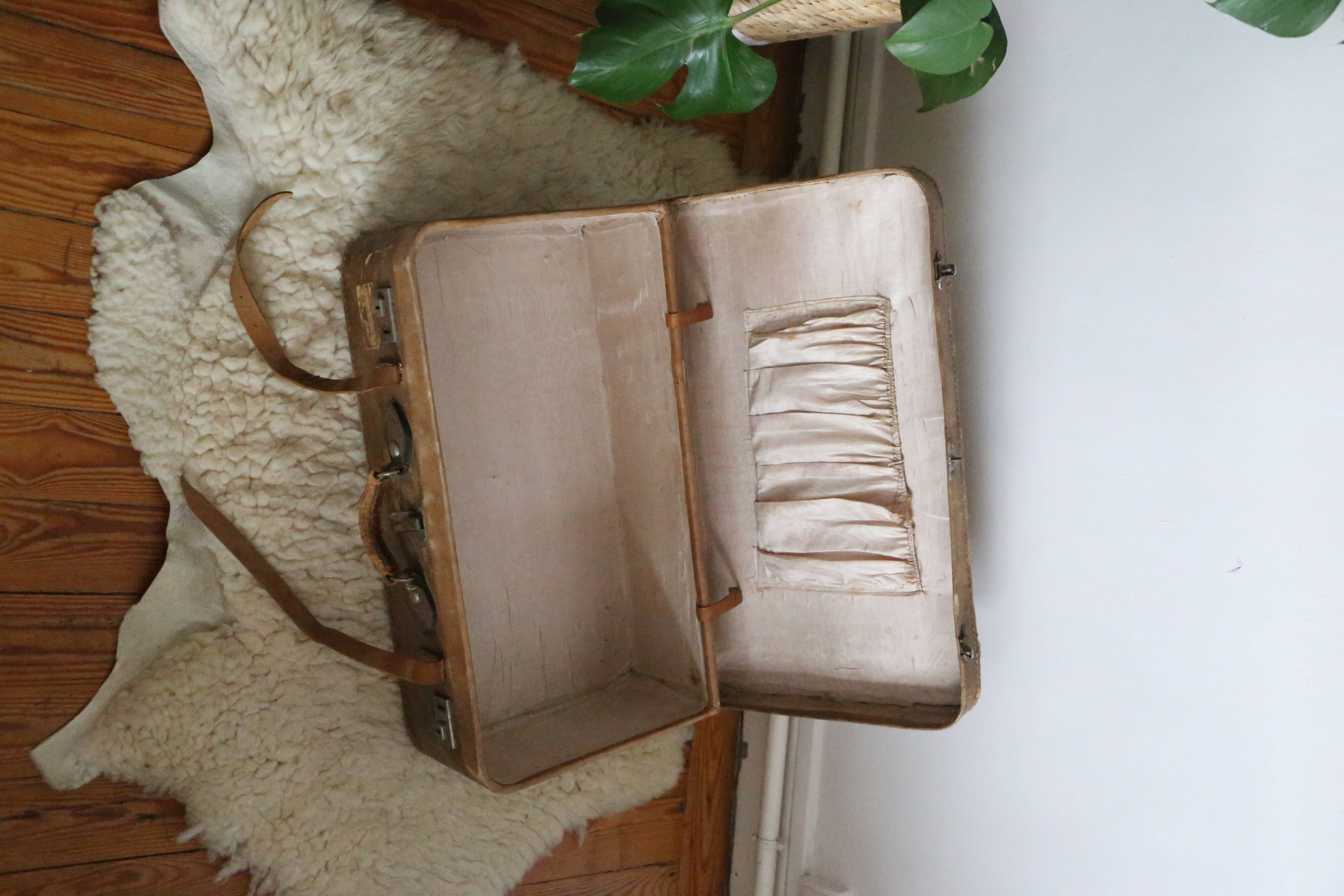 Pretty leather suitcase from the 40s/50s