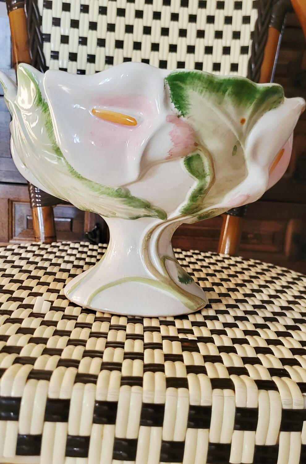 Cup in slipware with calla lilies