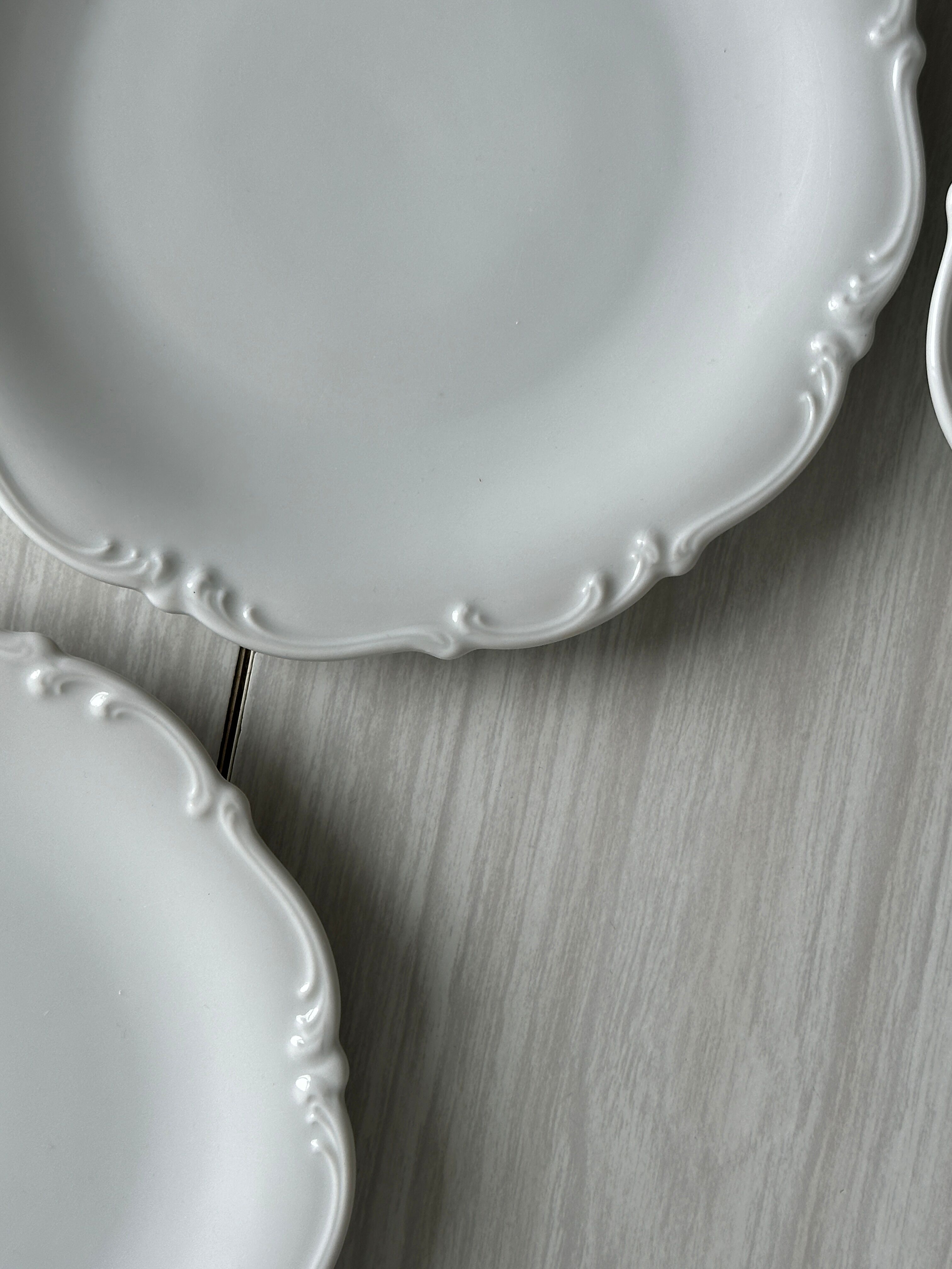 7 assiettes anciennes en porcelaine blanche