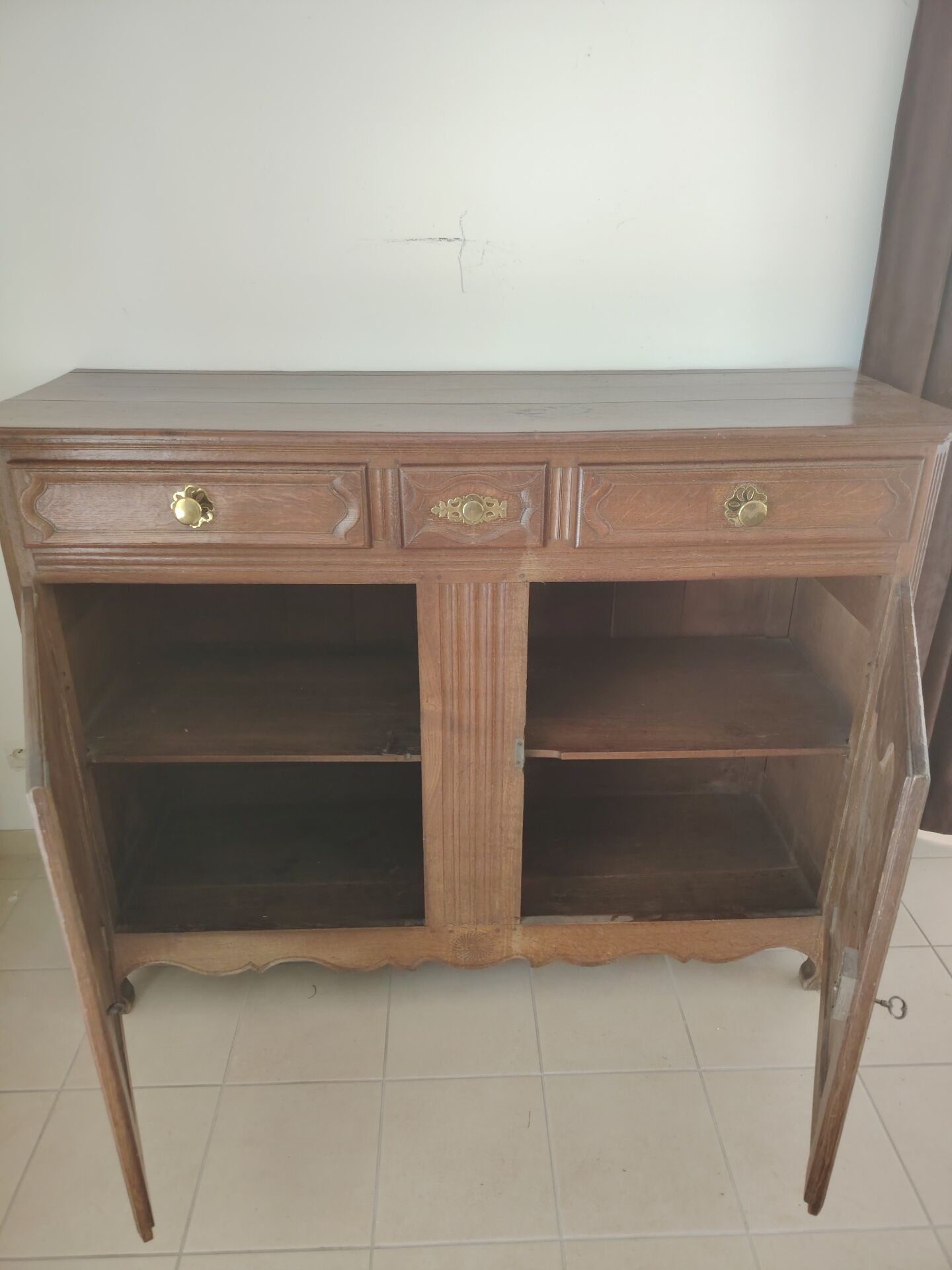Large buffet in Regency style with carved shell in solid oak - 1900